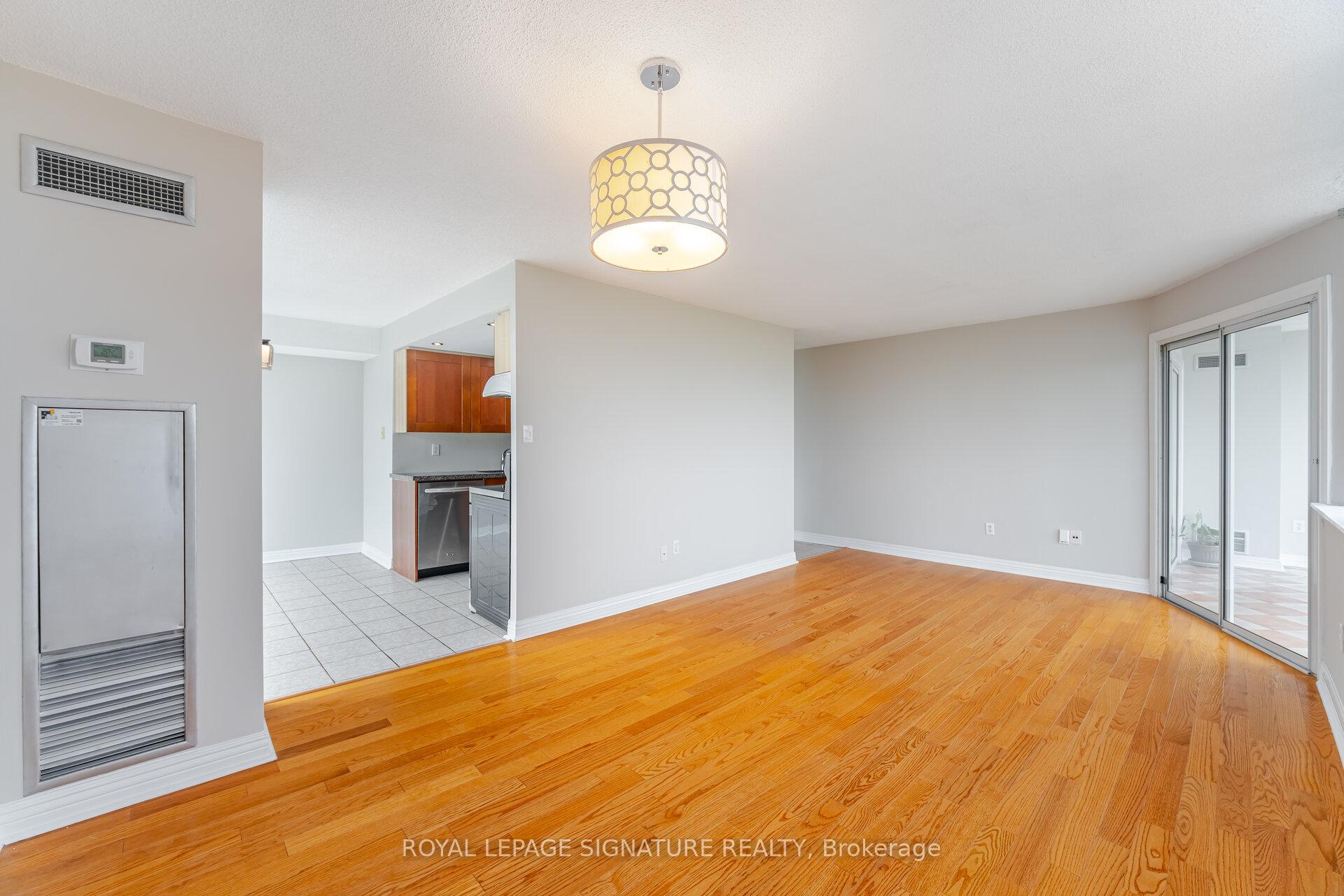 3 Bedrooms Condo at 10 Markbrook, Toronto For sale