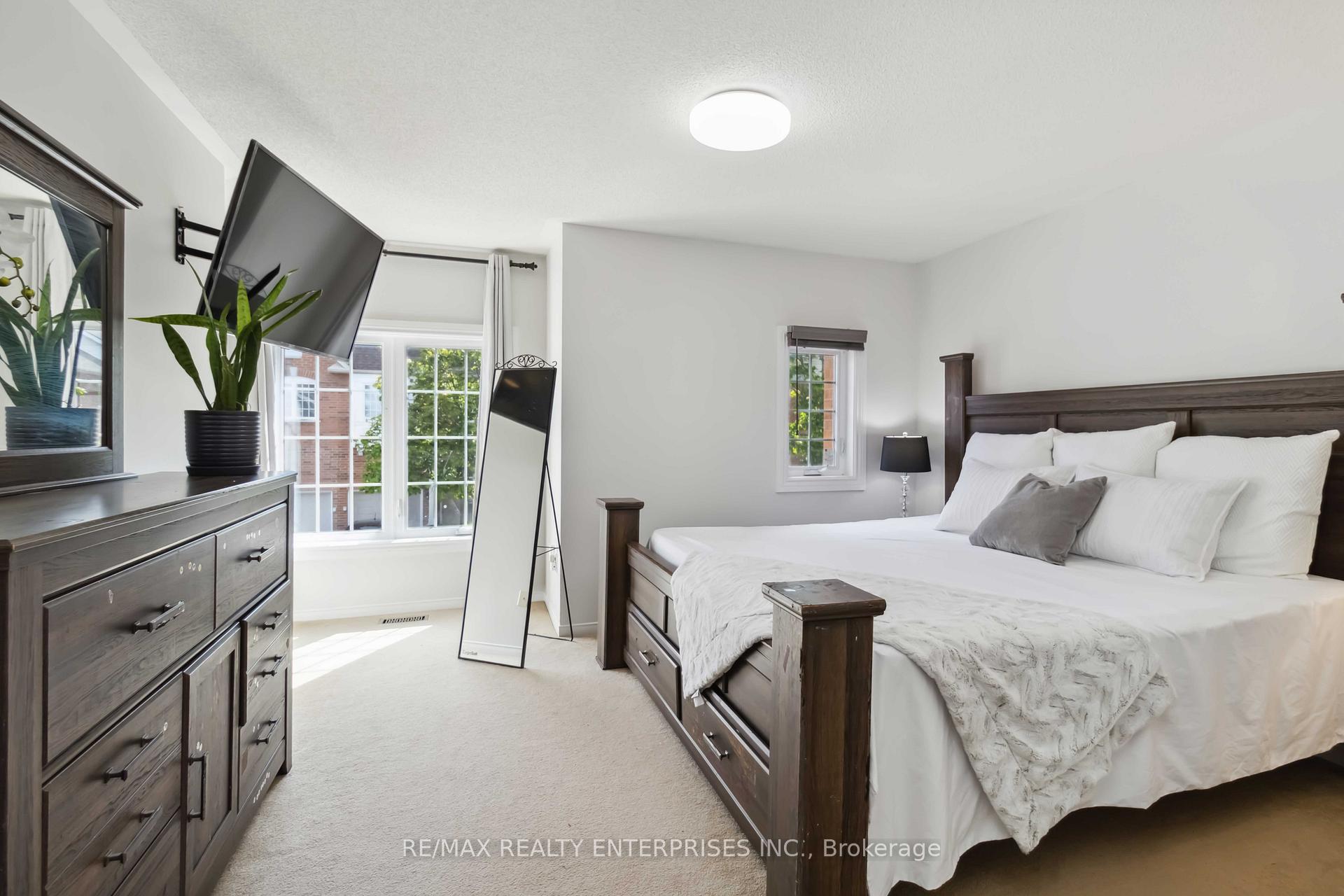 3 Bedrooms Condo at 1588 South Parade, Mississauga For sale