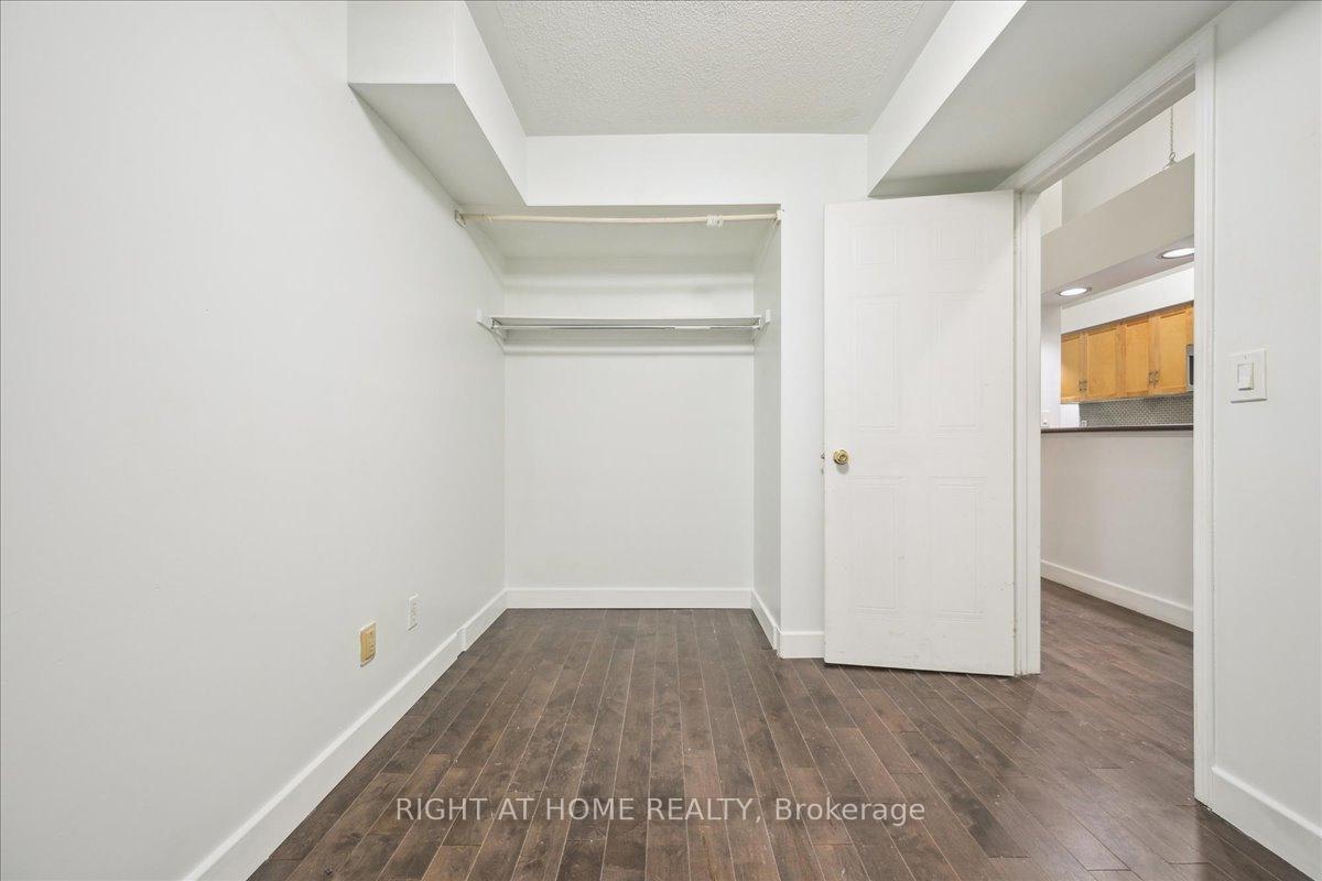 3 Bedrooms Condo at 65 Bristol, Mississauga For sale