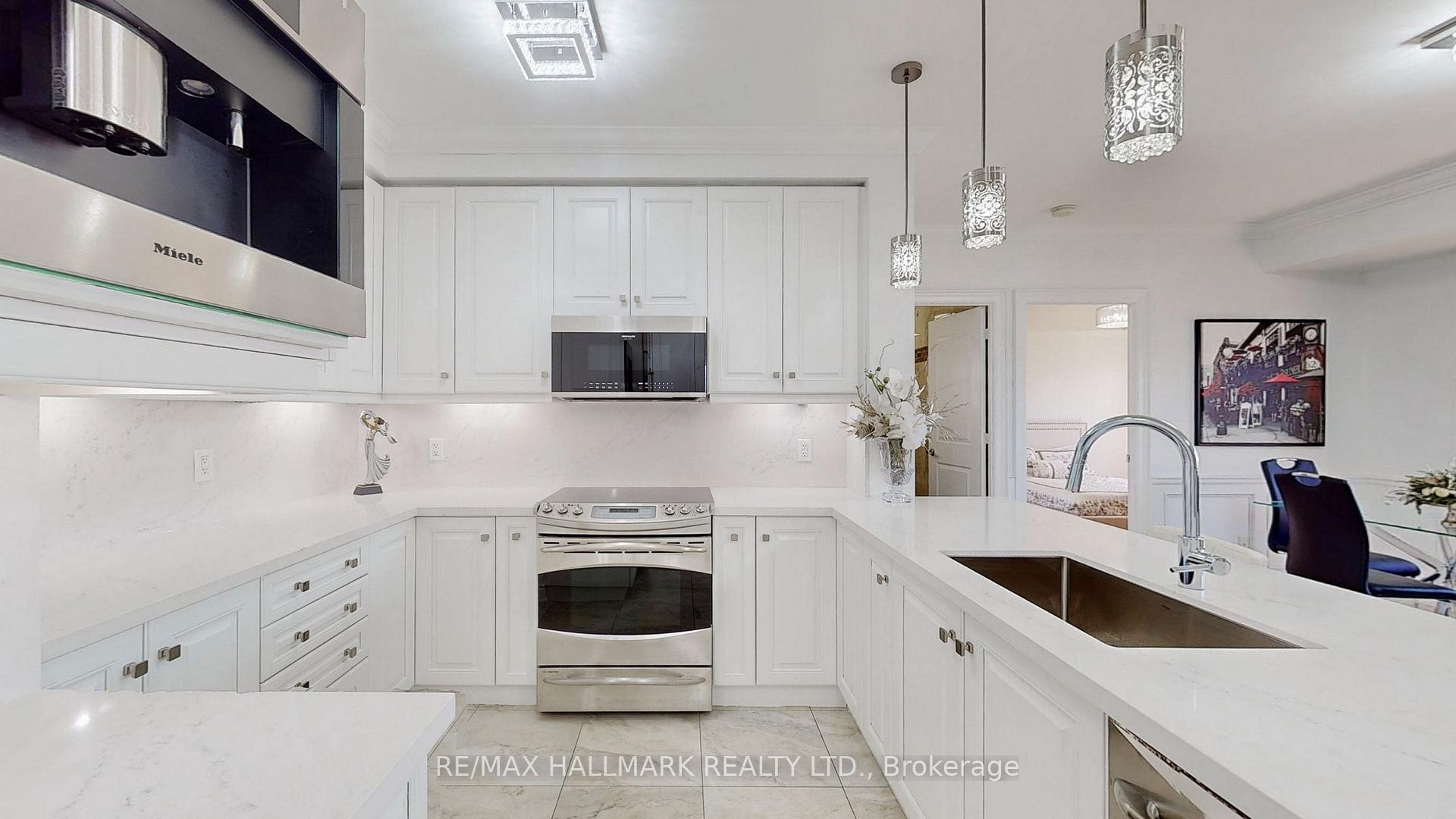 3 Bedrooms Condo at 9245 Jane, Vaughan For sale
