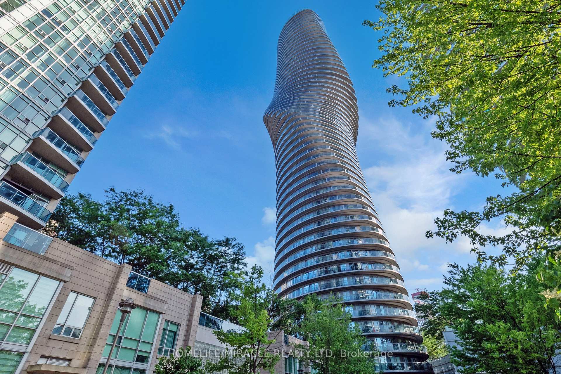 2 Bedrooms Condo at 60 Absolute, Mississauga For sale