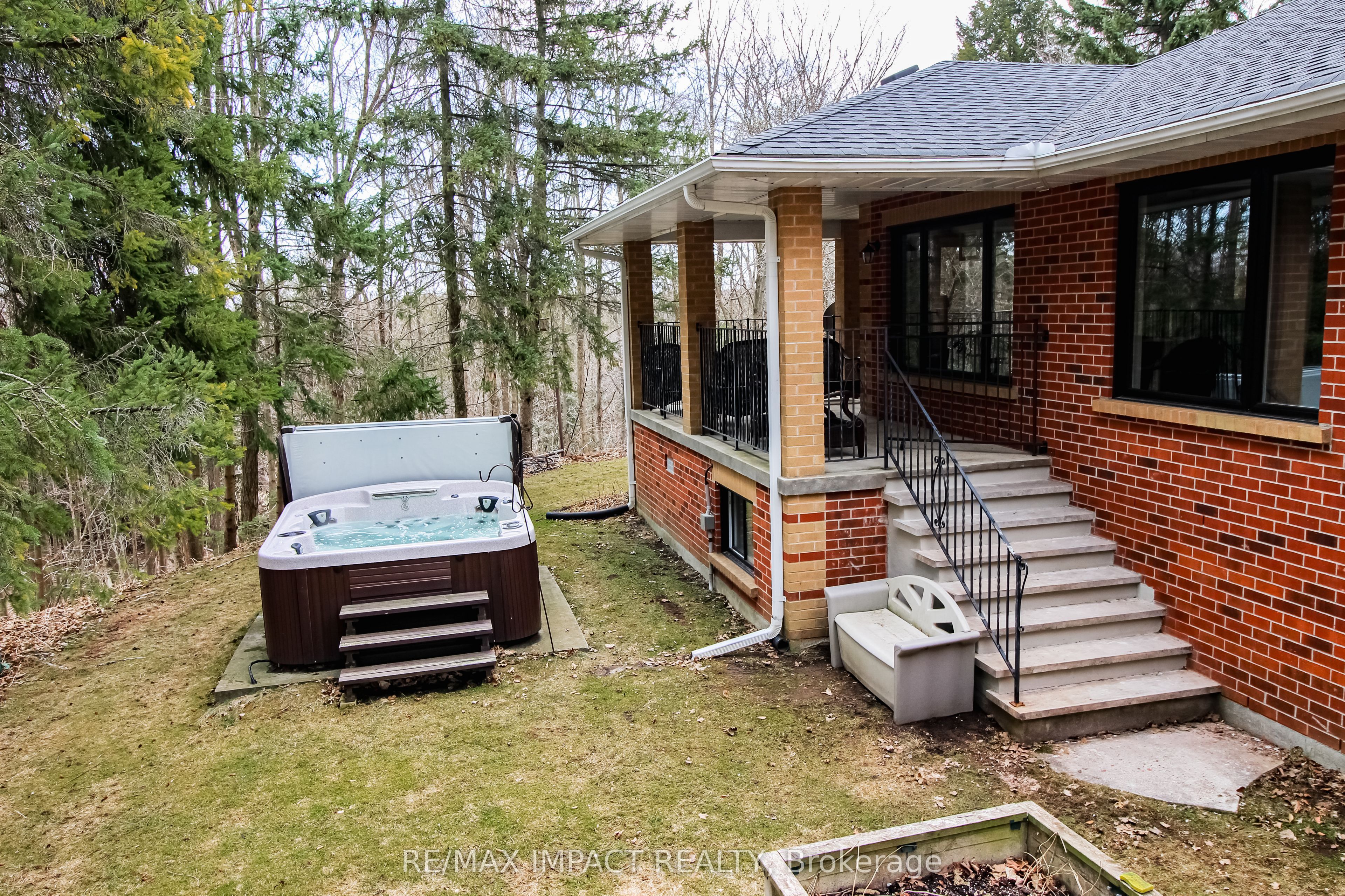 215 Raglan Road W