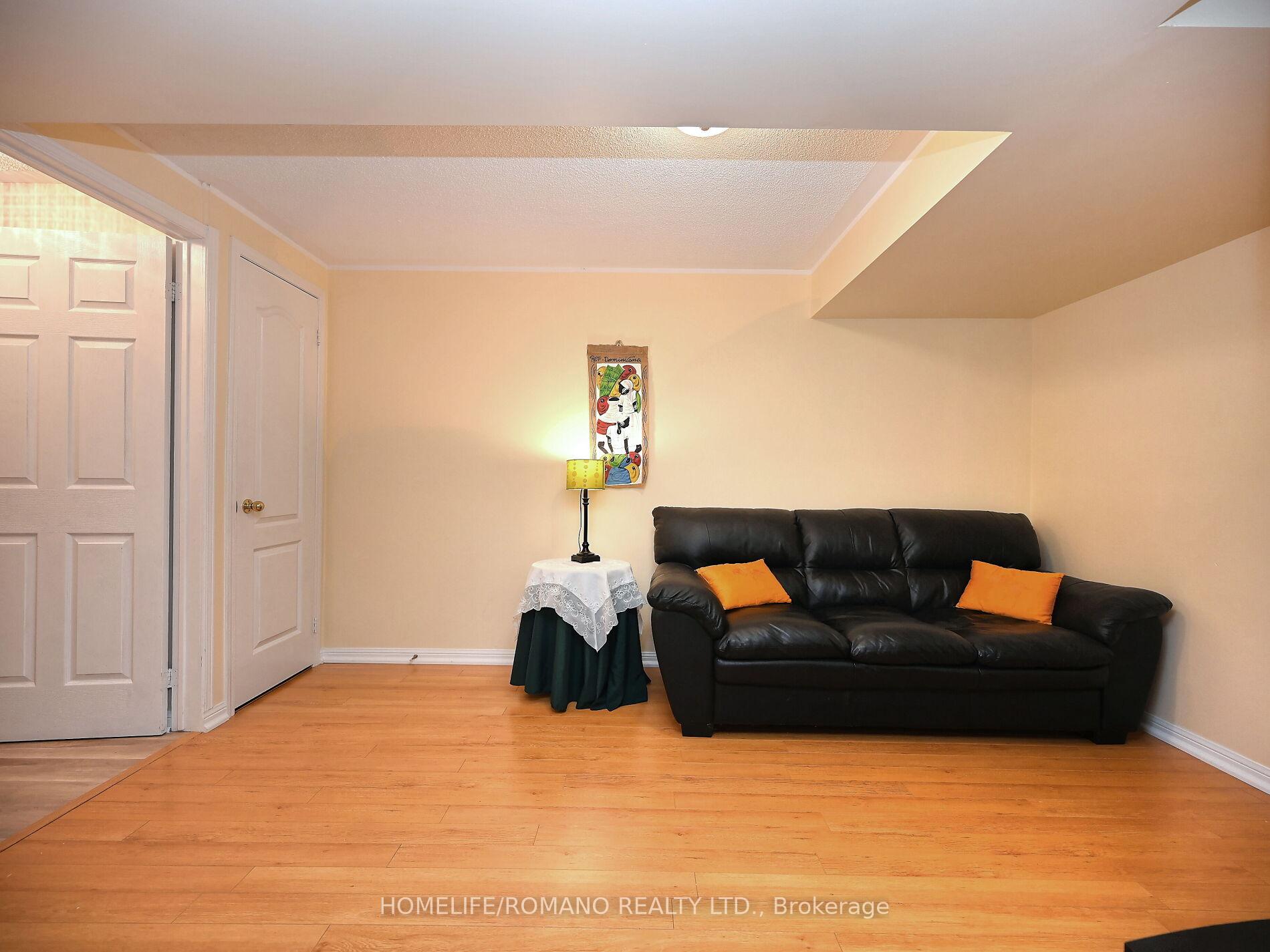 4 Bedrooms Condo at 3030 Breakwater, Mississauga For sale