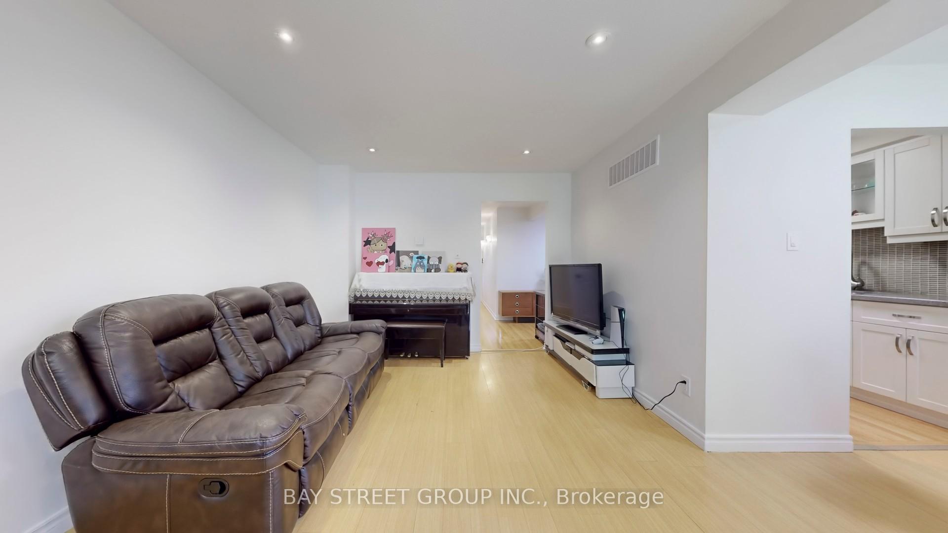 3 Bedrooms Condo at 99 Brimwood, Toronto For sale