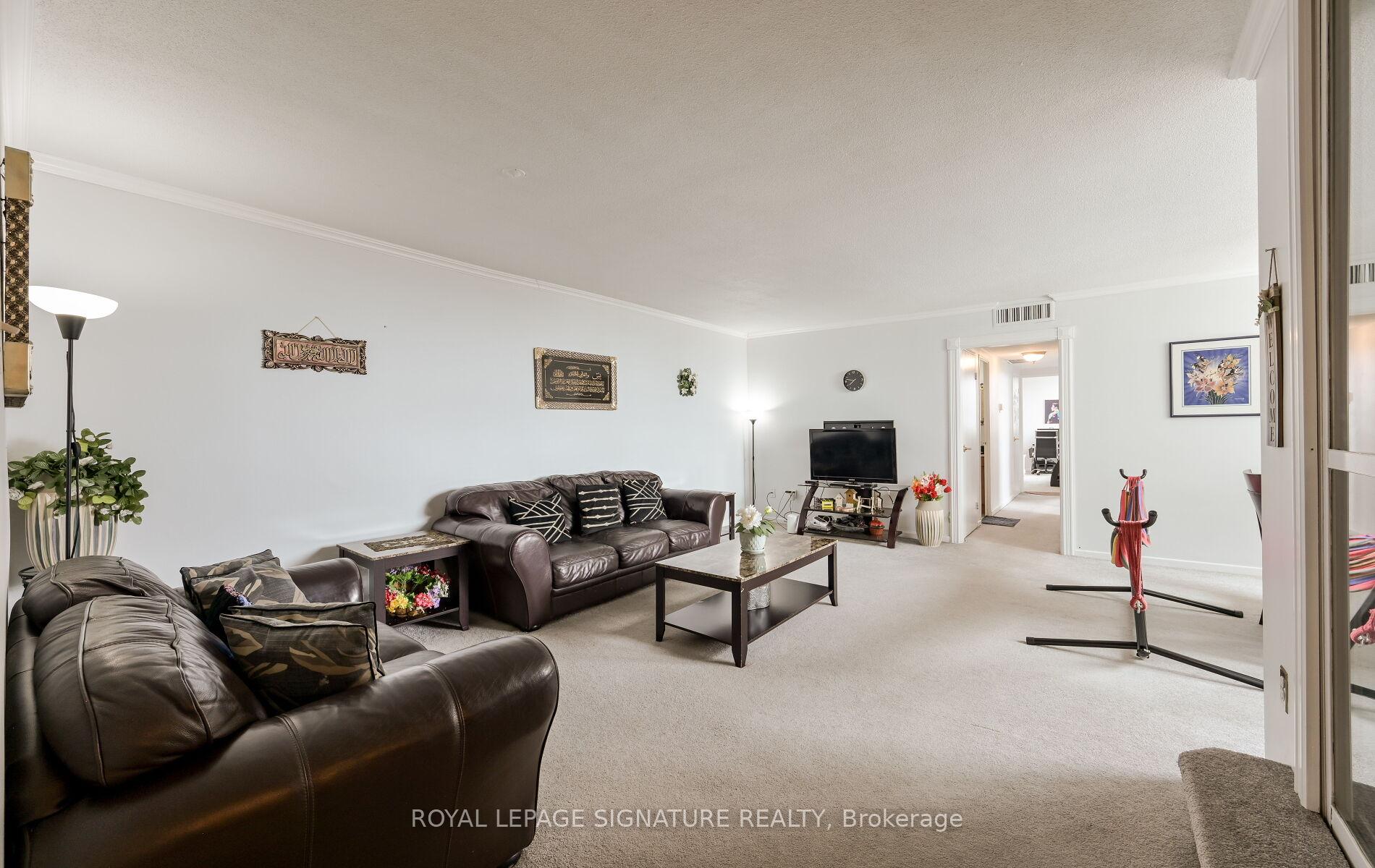 4 Bedrooms Condo at 2323 Confederation, Mississauga For sale