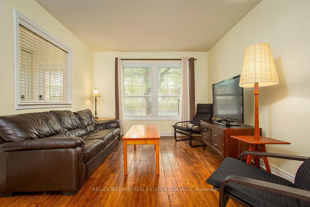 3 Bedrooms Condo at 2216 Upper Middle, Burlington For sale
