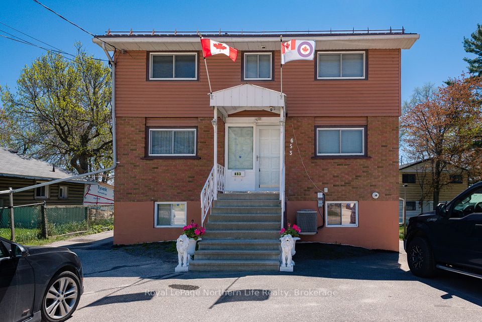 653 Lakeshore