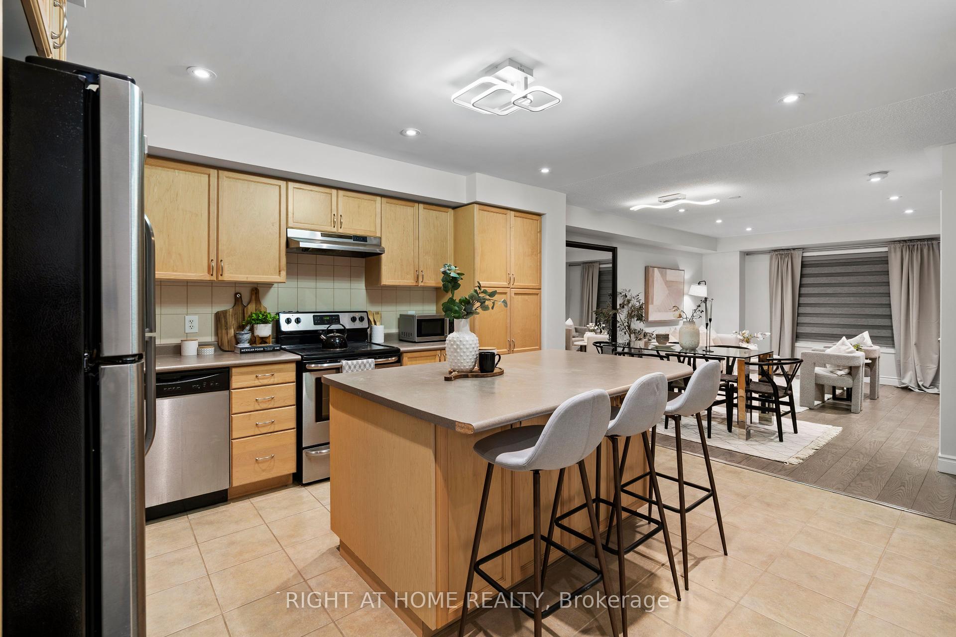 3 Bedrooms Condo at 5650 Winston Churchhill, Mississauga For sale