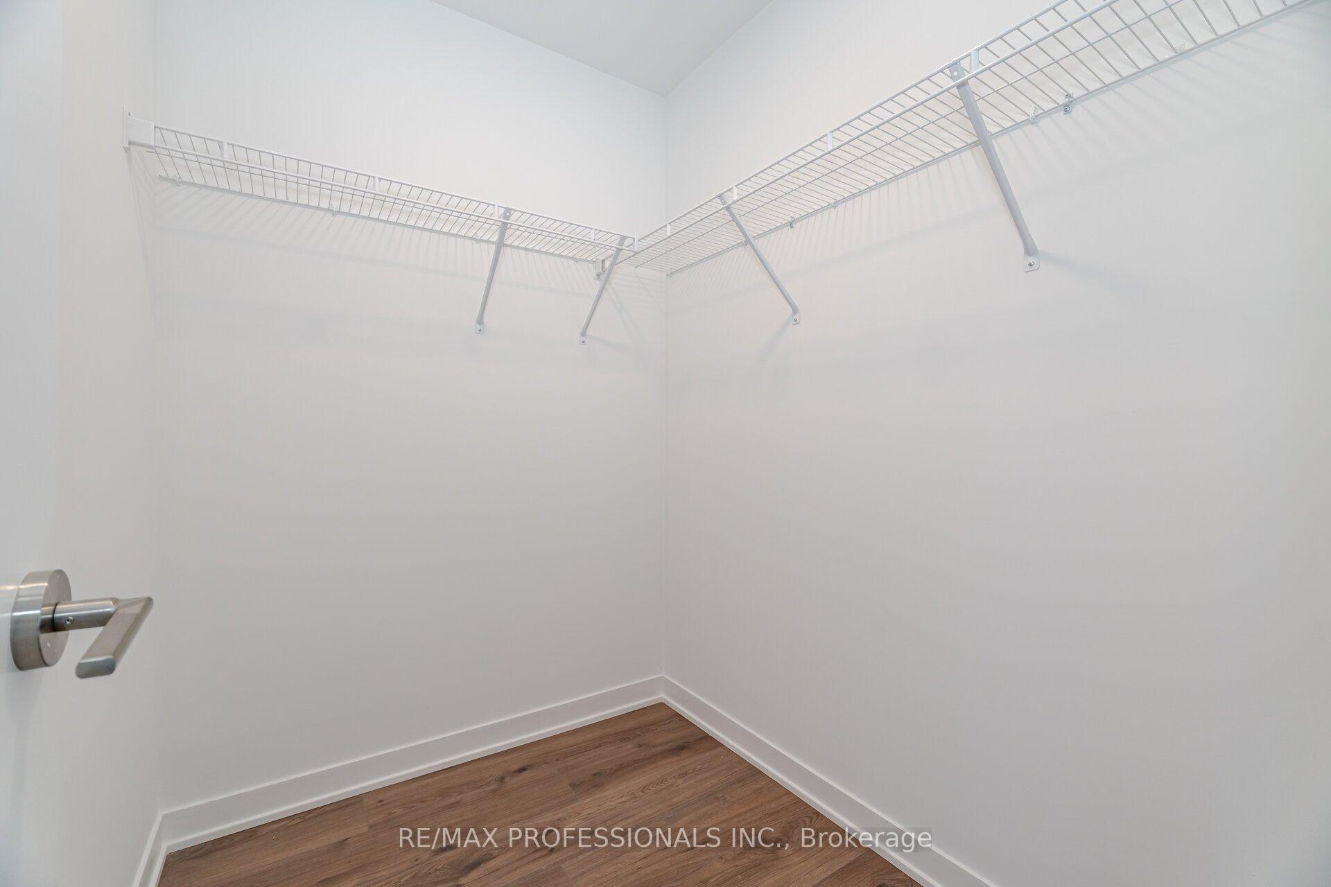 1 Bedroom Condo at 395 Dundas,  Oakville For sale