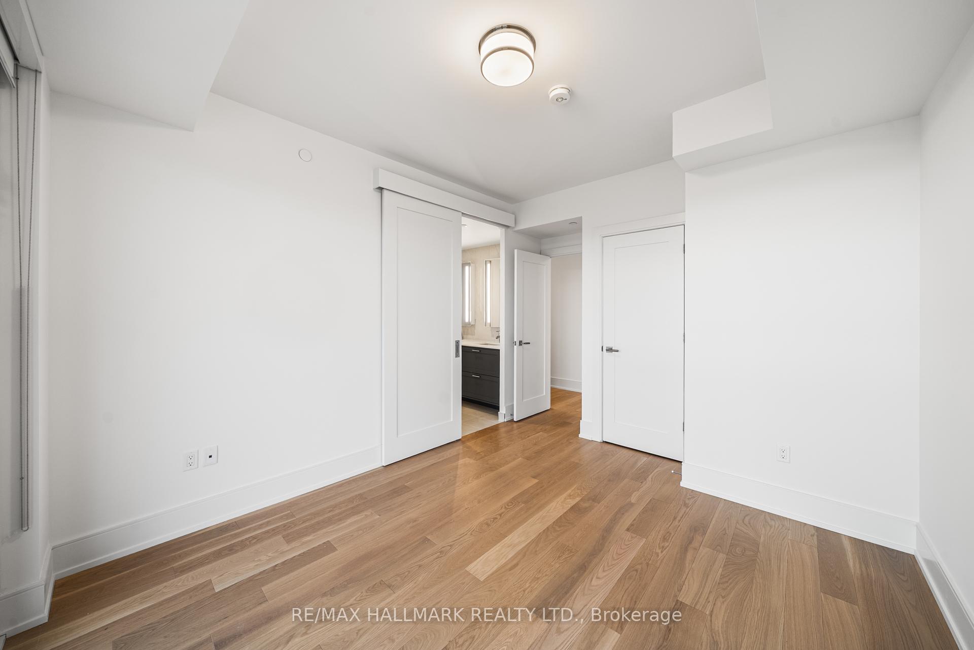 3 Bedrooms Condo at 10 Inn On The Park, Toronto For sale