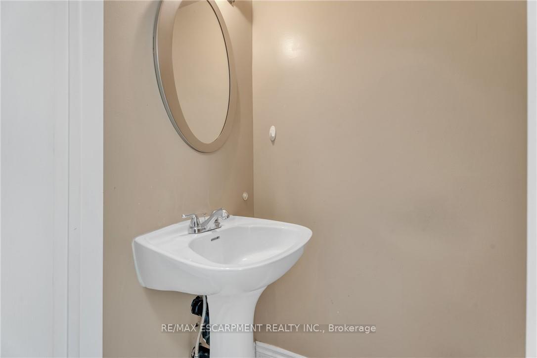 3 Bedrooms Condo at 1025 Upper Gage, Hamilton For sale