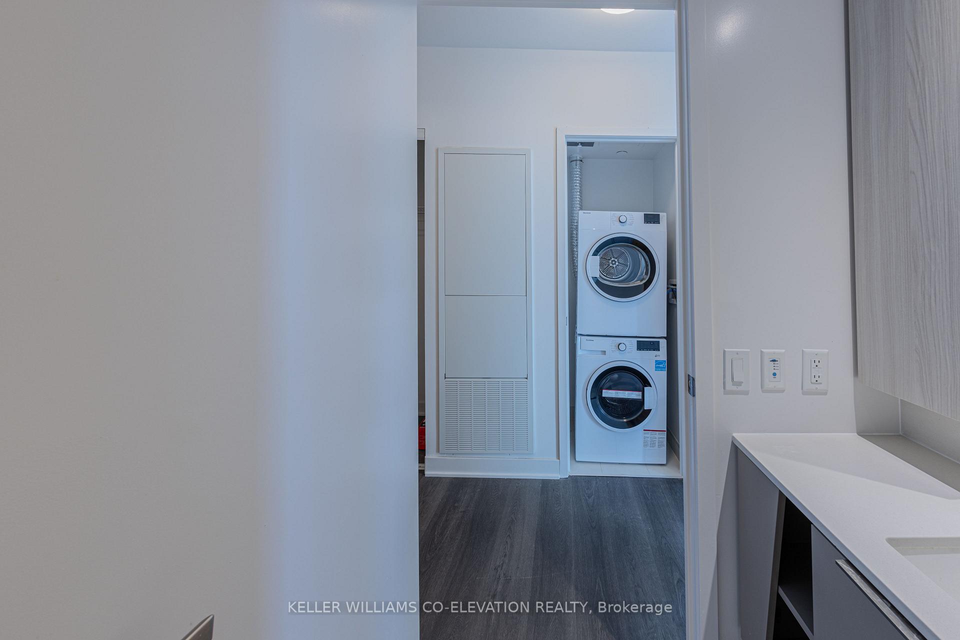 3 Bedrooms Condo at 3900 Confederation, Mississauga For sale