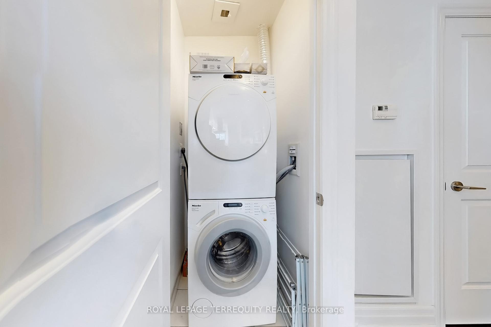 2 Bedrooms Condo at 8 The Esplanade, Toronto For sale