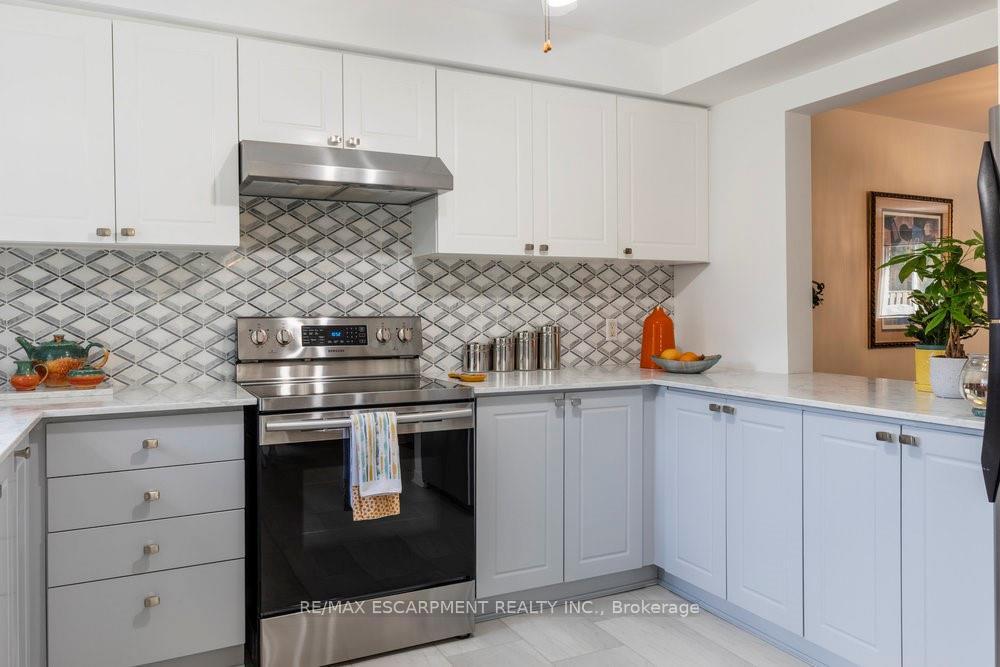 3 Bedrooms Condo at 31 Moss, Hamilton For sale