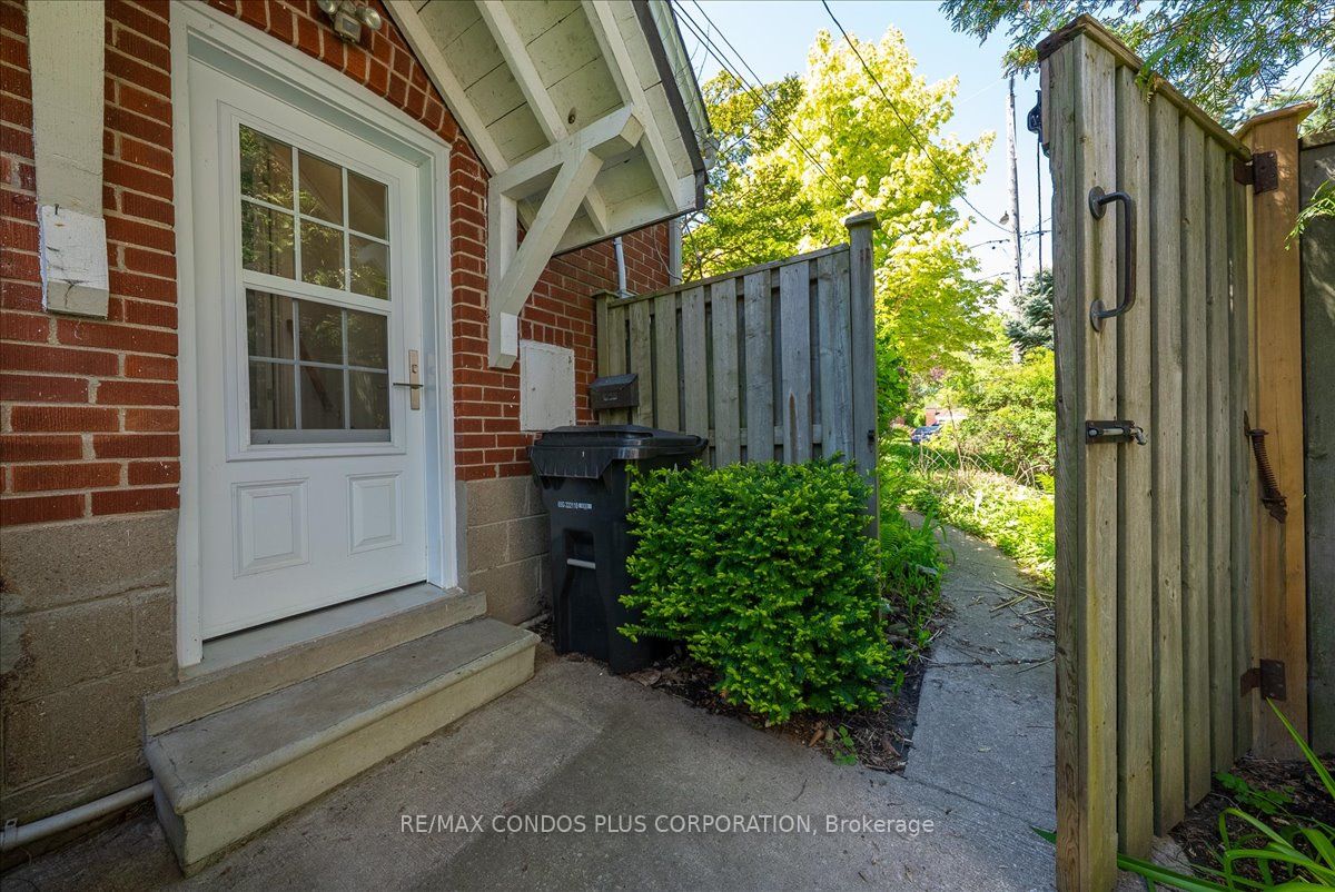 11 Ridgemoor Avenue
