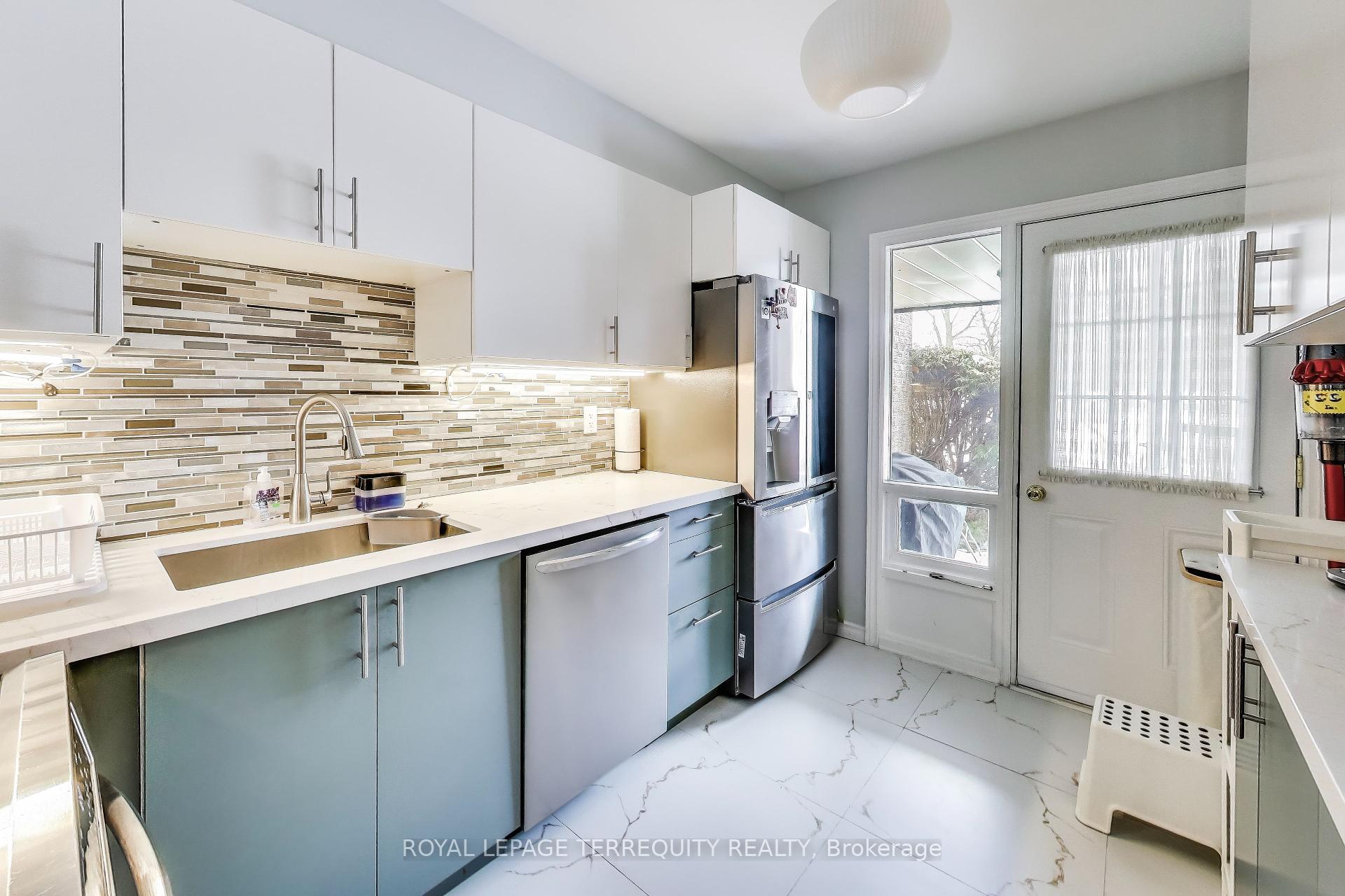 3 Bedrooms Condo at 2020 South Millway, Mississauga For sale