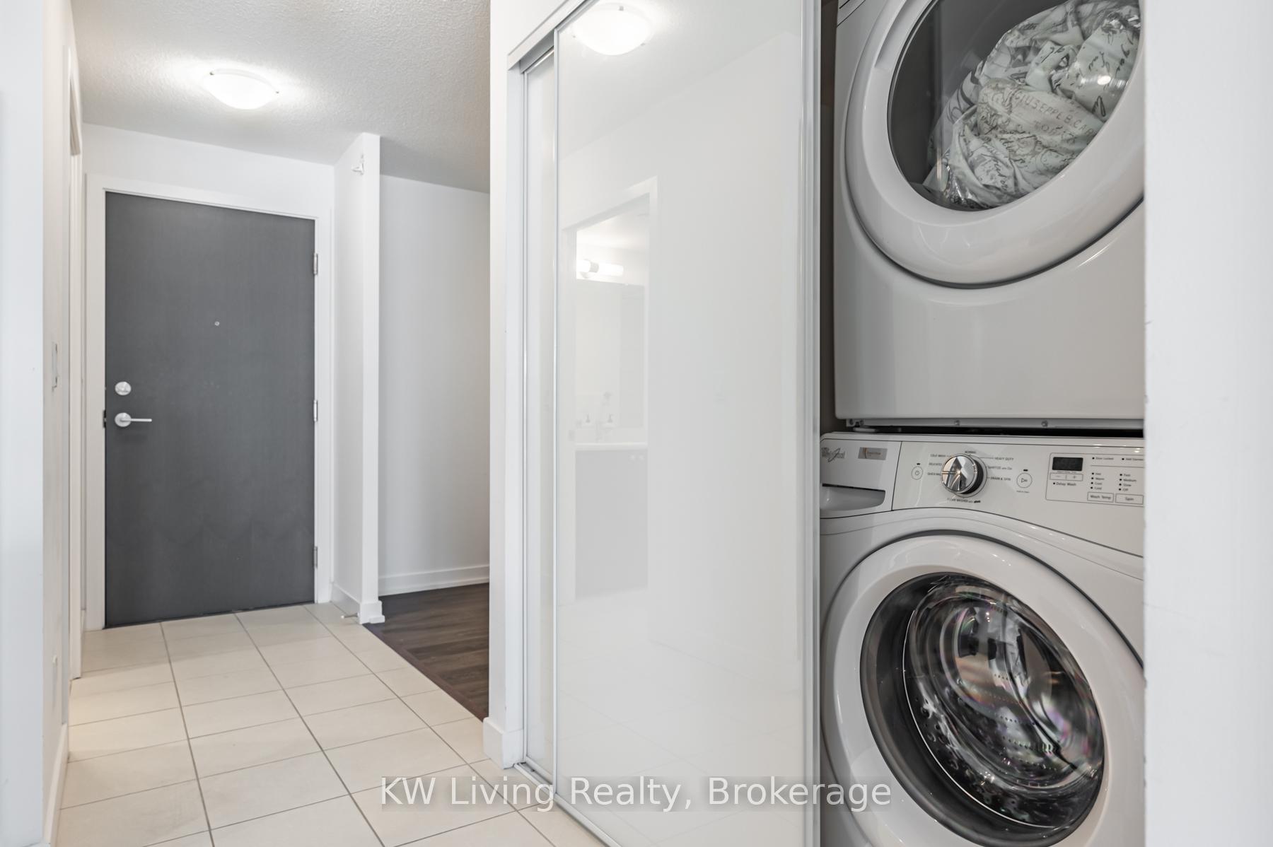 2 Bedrooms Condo at 8 Trent, Toronto For sale