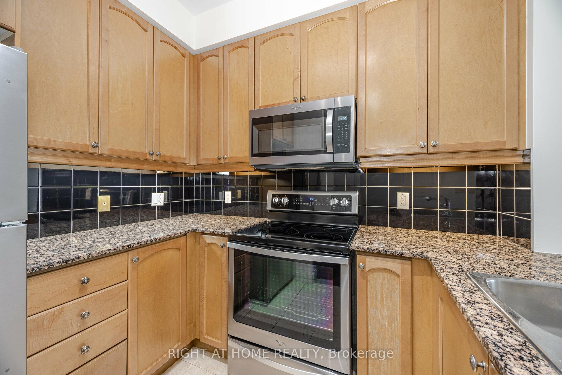 2 Bedrooms Condo at 70 Absolute, Mississauga For sale