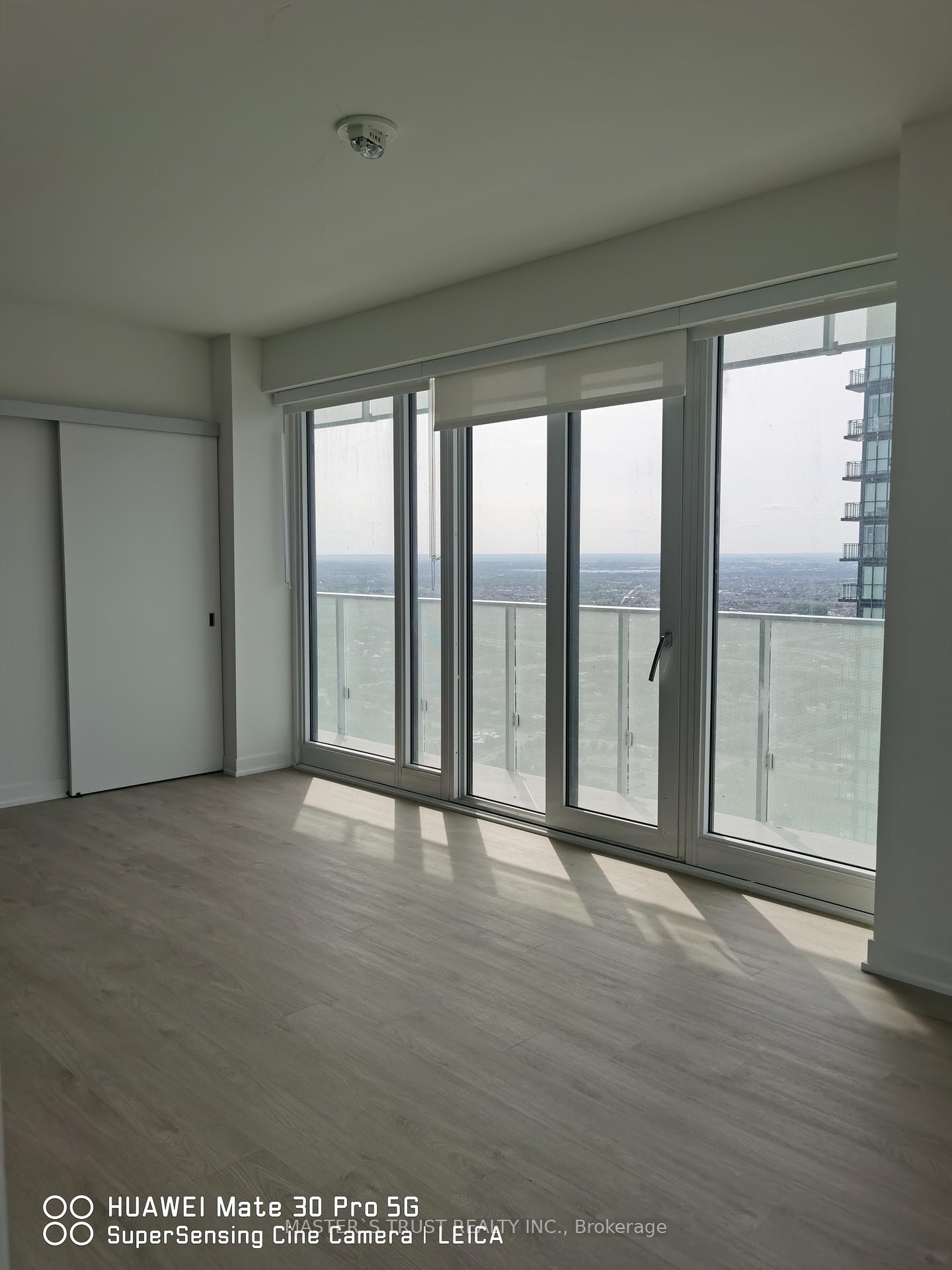 3 Bedrooms Condo at 3900 Confederation, Mississauga For sale