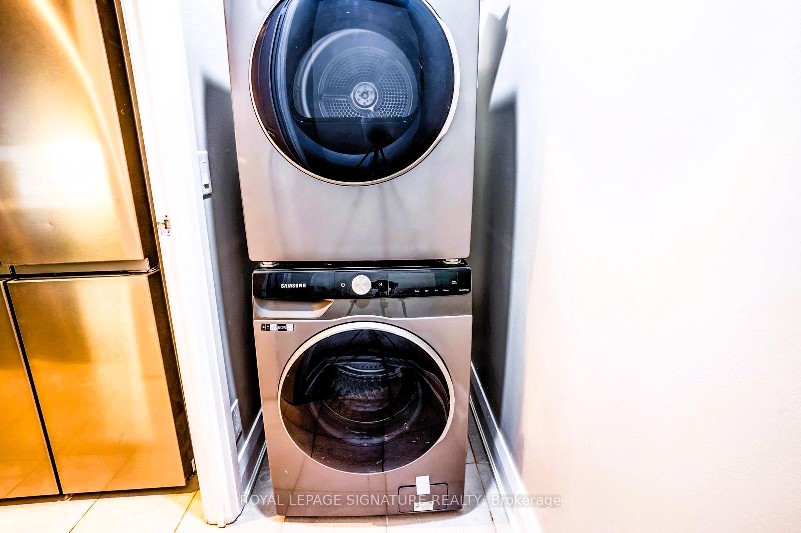 3 Bedrooms Condo at 1055 Southdown, Mississauga For sale