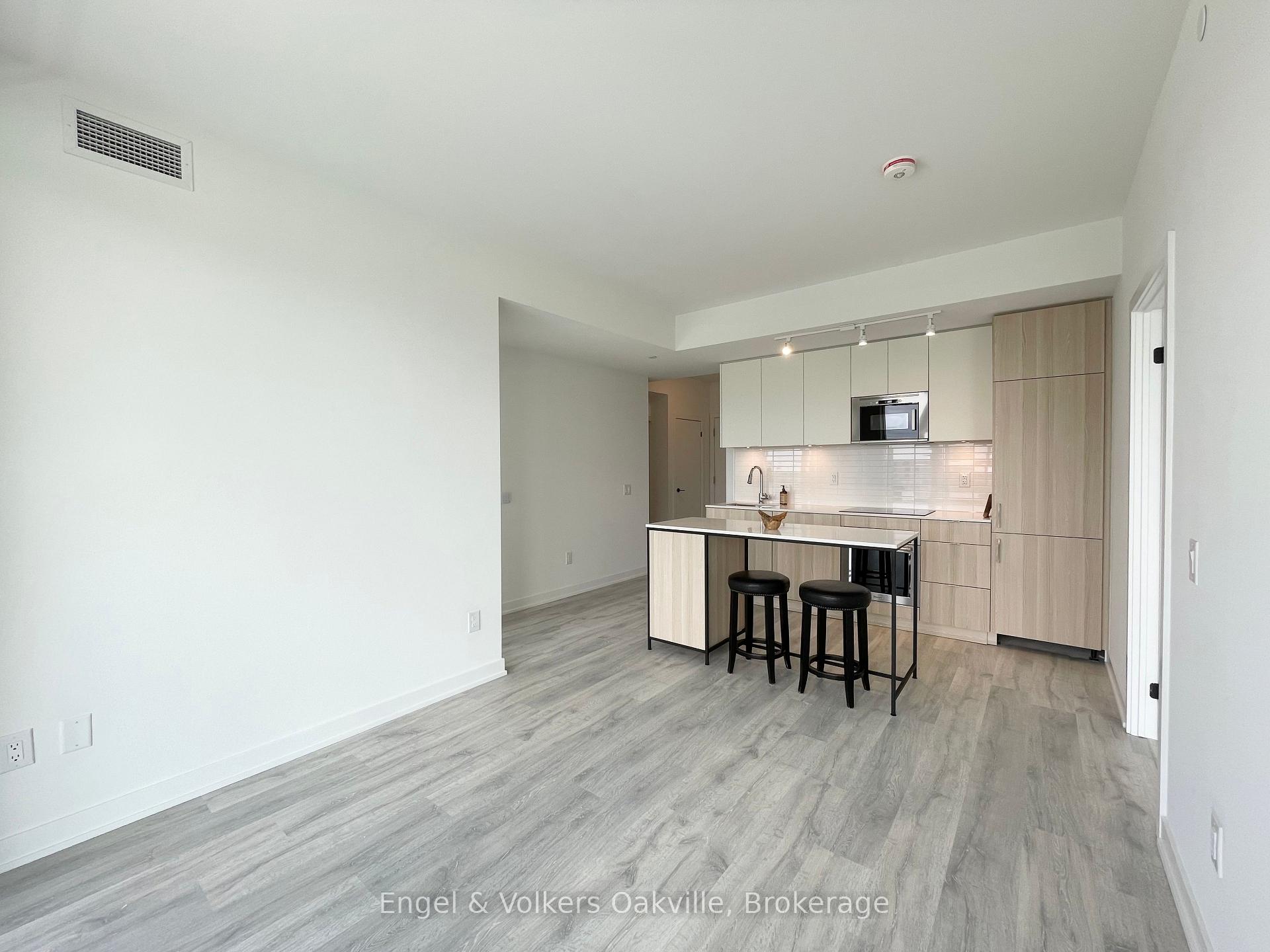 2 Bedrooms Condo at 220 Missinnihe, Mississauga For sale