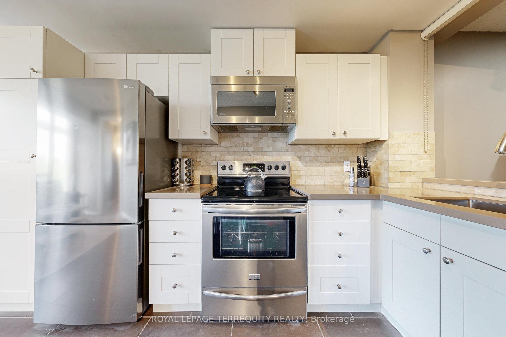 2 Bedrooms Condo at 200 Burnhamthorpe, Mississauga For sale