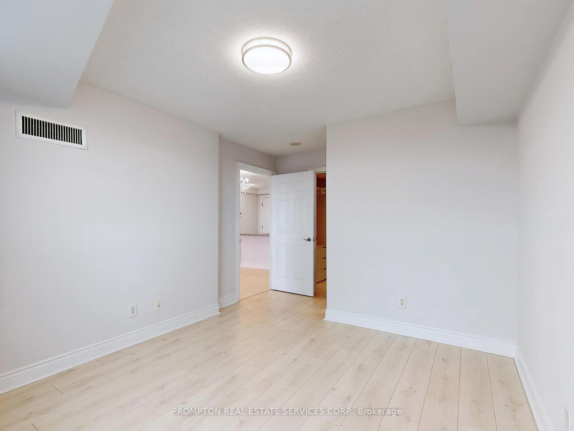 2 Bedrooms Condo at 15 Greenview, Toronto For sale