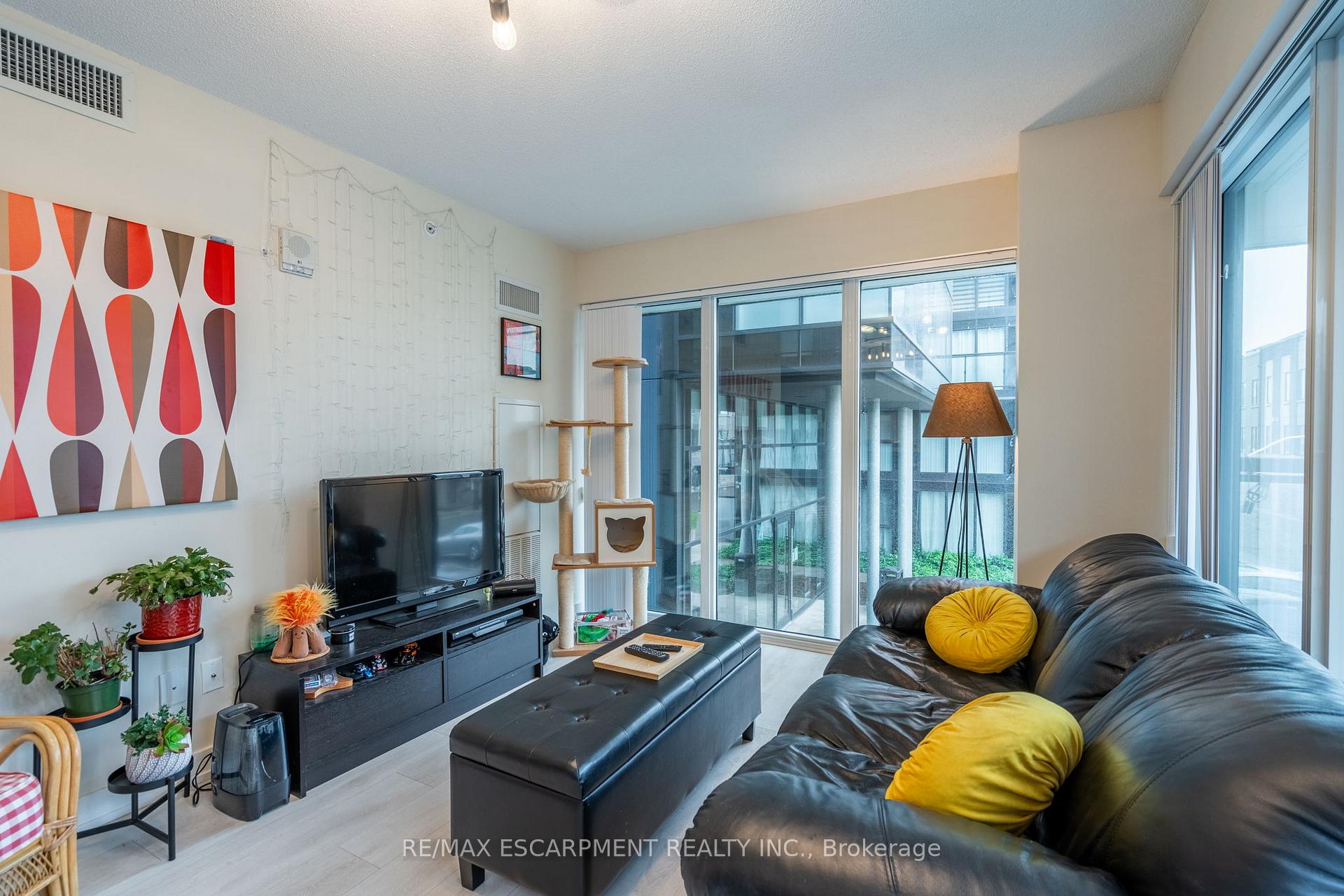 2 Bedrooms Condo at 1119 COOKE, Burlington For sale