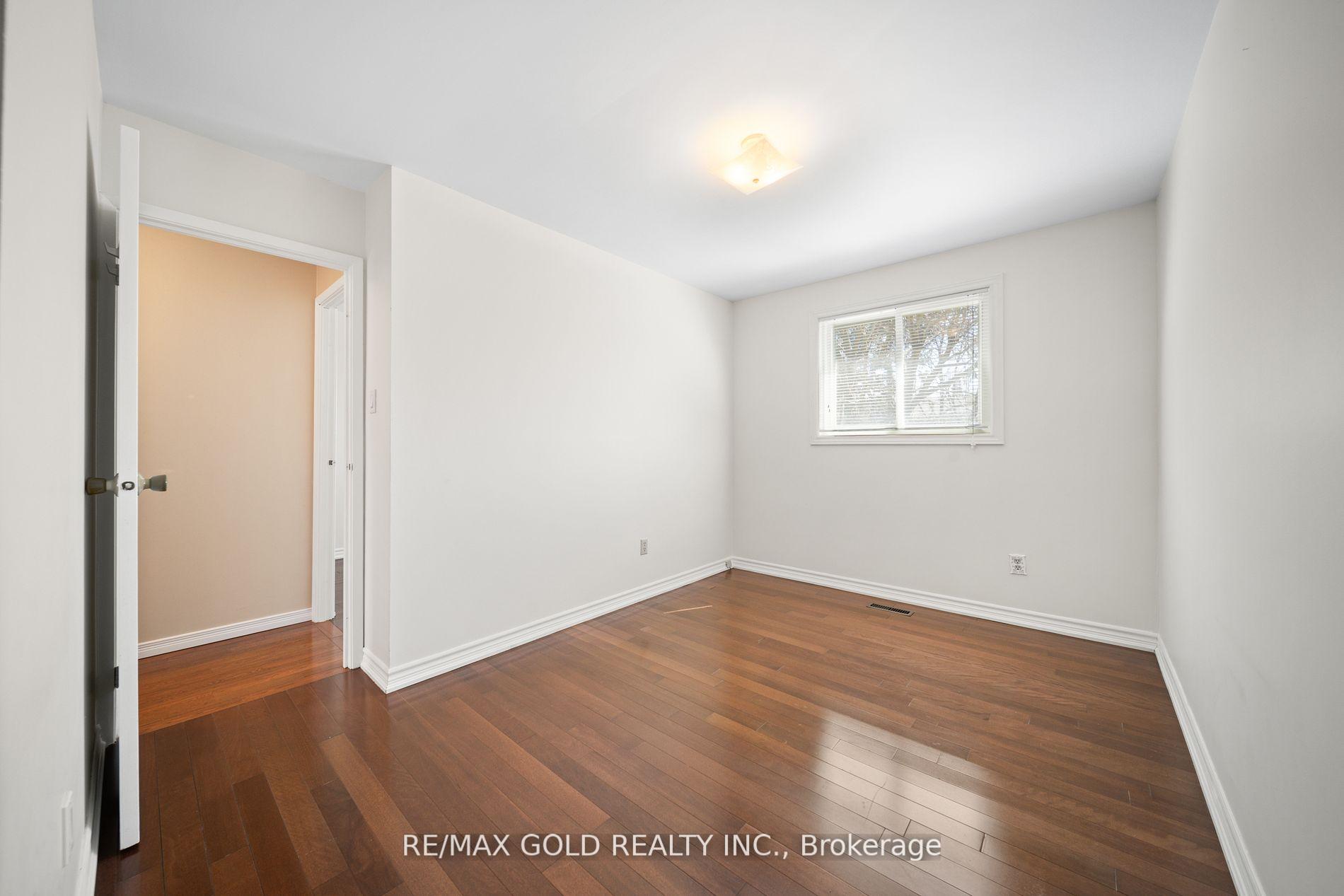 4 Bedrooms Condo at 1050 Shawnmarr, Mississauga For sale