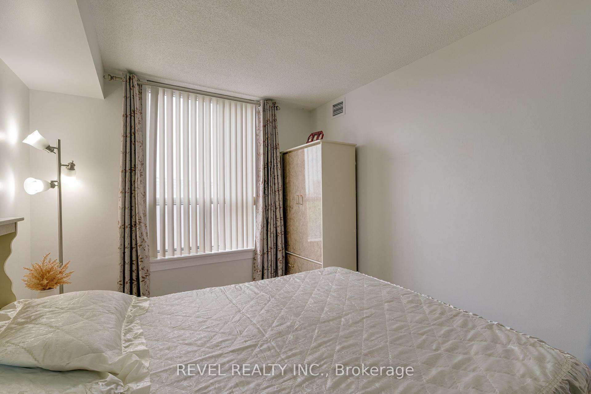 3 Bedrooms Condo at 135 Hillcrest, Mississauga For sale