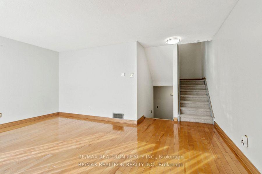 3 Bedrooms Condo at 44 Chester Le, Toronto For sale