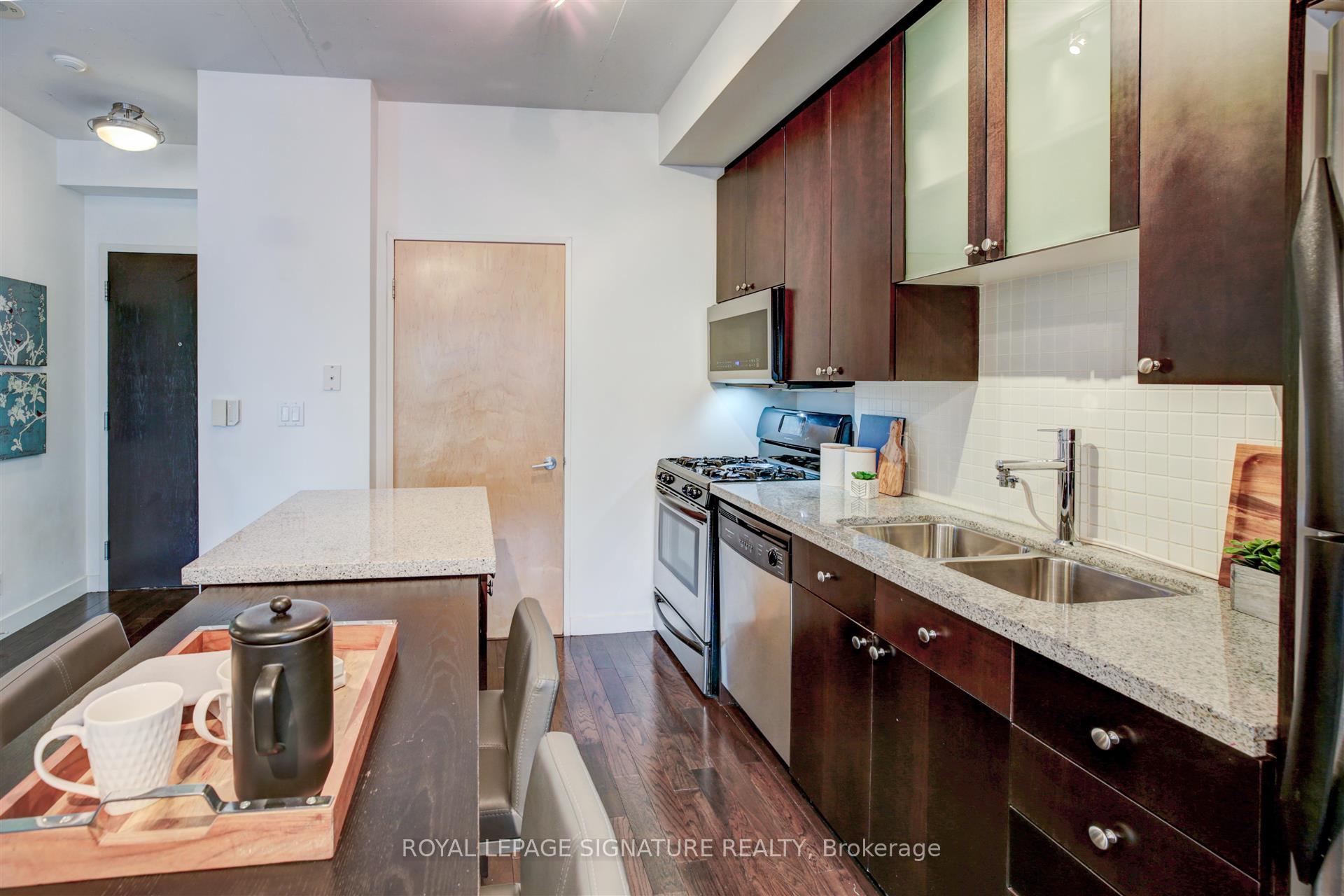 2 Bedrooms Condo at 1 Shaw, Toronto For sale