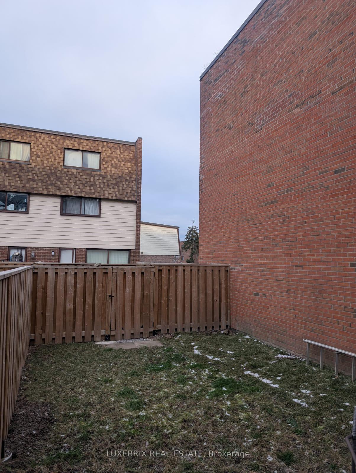 5 Bedrooms Condo at 180 Mississauga, Mississauga For sale