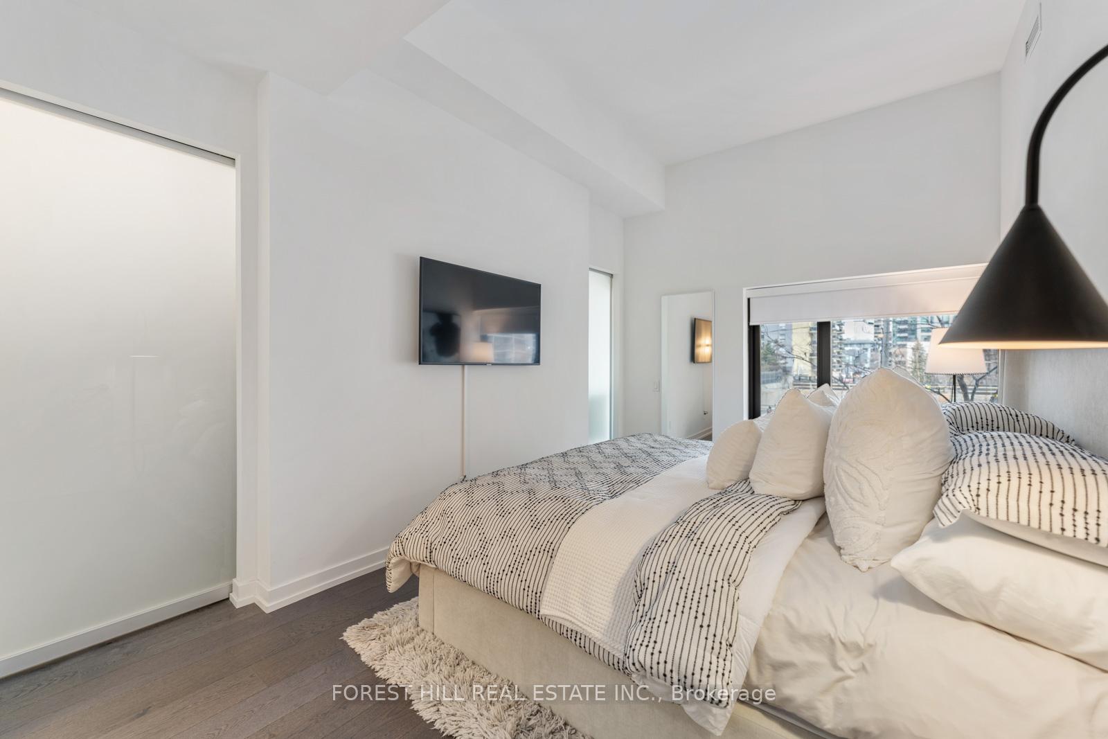 2 Bedrooms Condo at 161 Roehampton, Toronto For sale