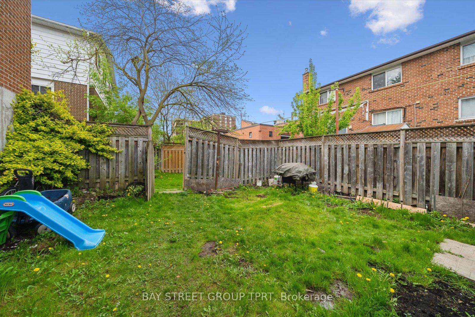 4 Bedrooms Condo at 16 Bur Oak, Toronto For sale