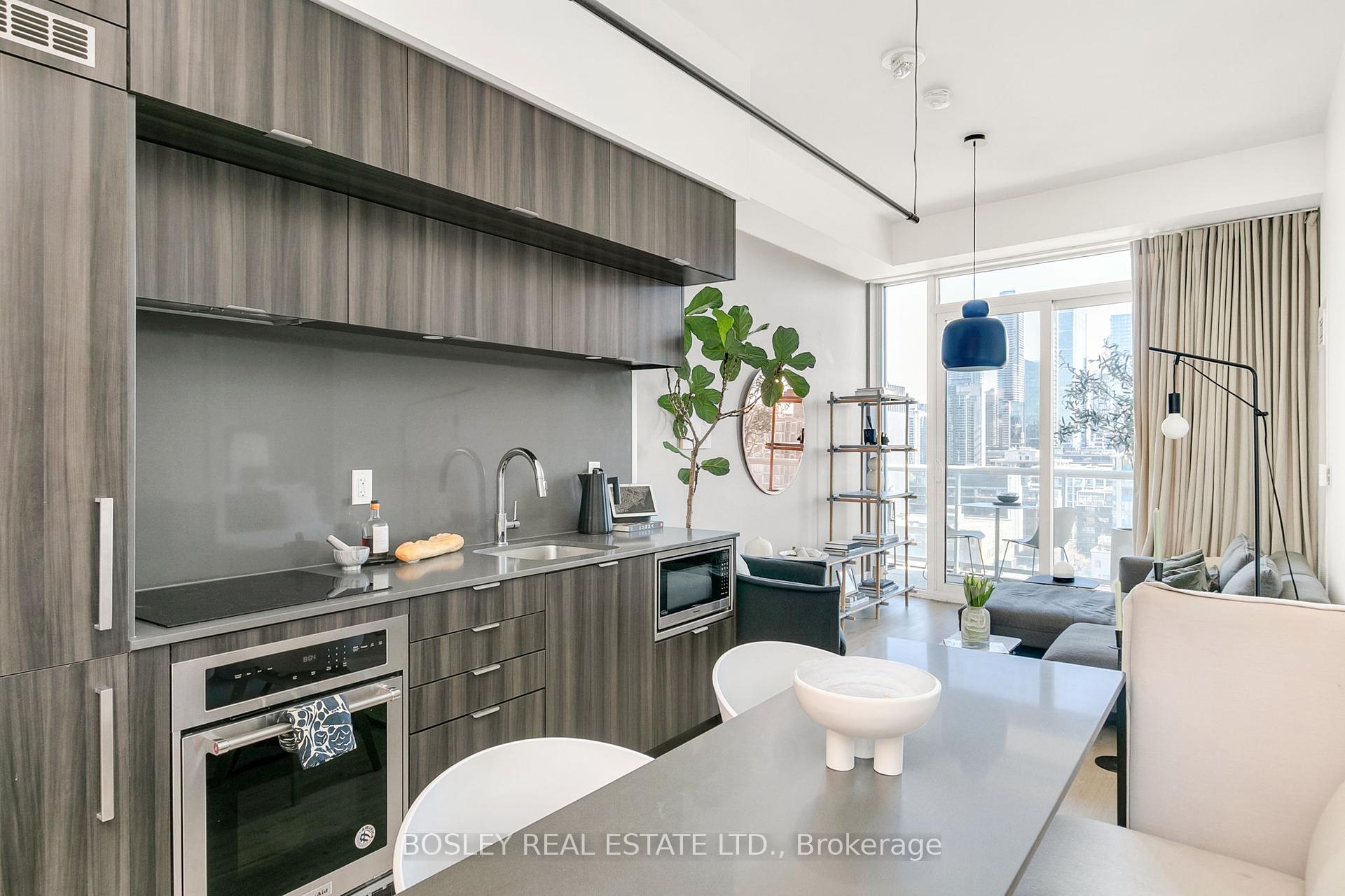 2 Bedrooms Condo at 80 Vanauley, Toronto For sale