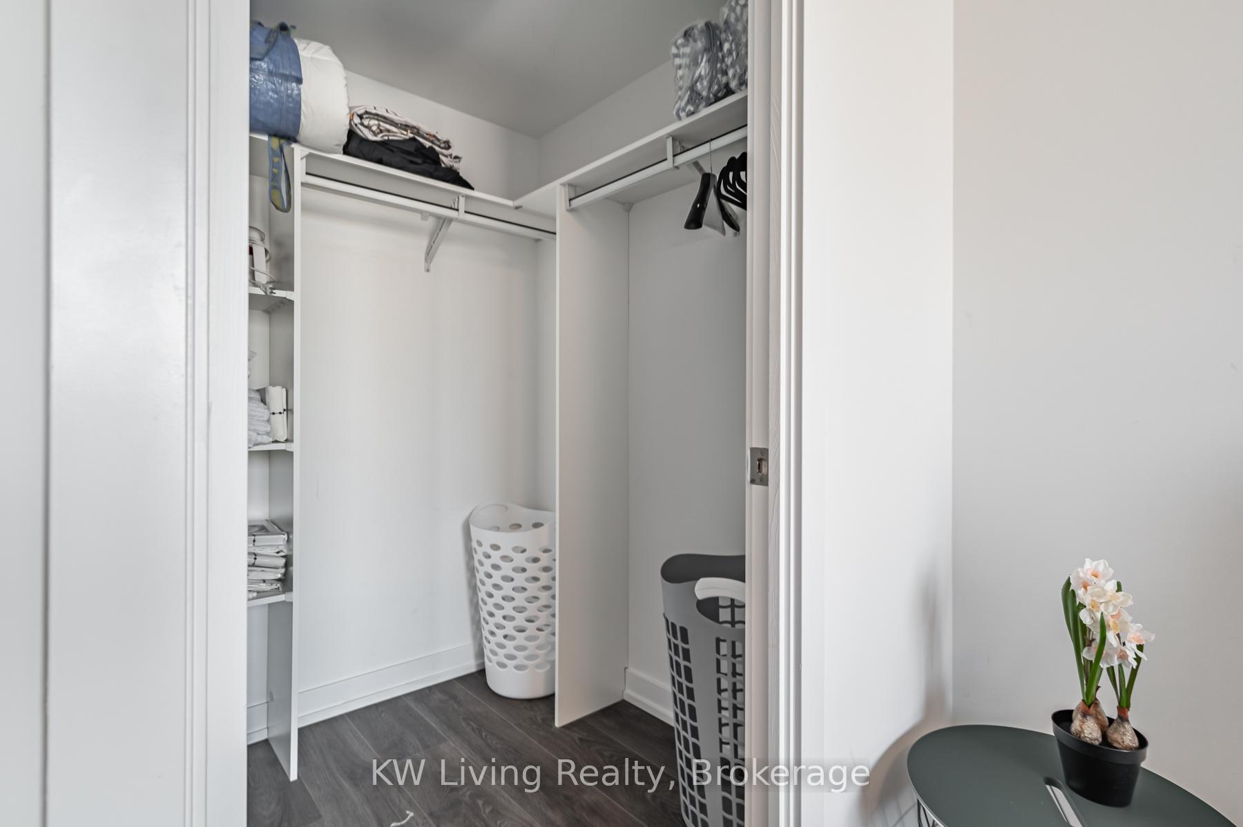 2 Bedrooms Condo at 8 Trent, Toronto For sale