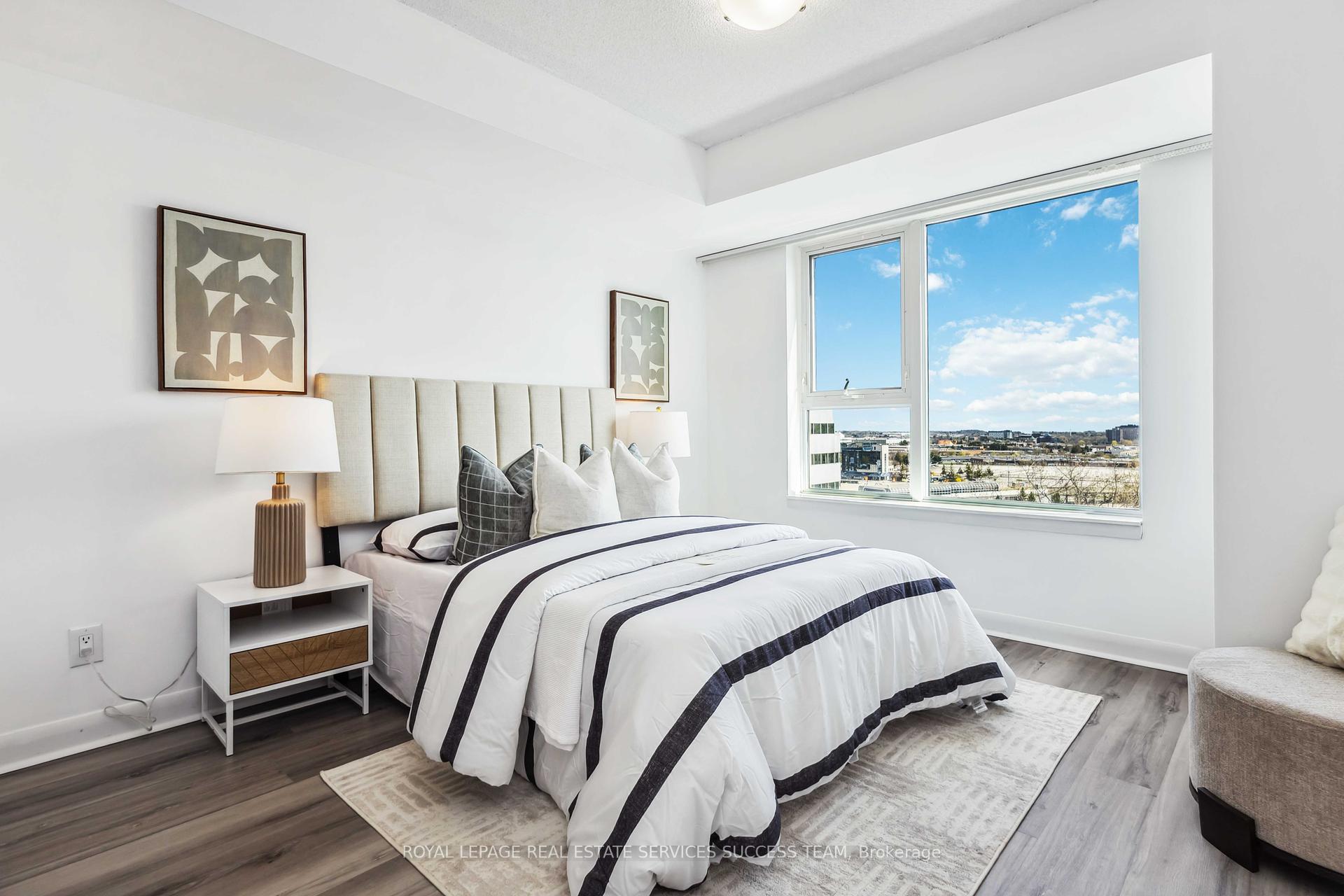 2 Bedrooms Condo at 25 Town Centre,  Toronto For sale