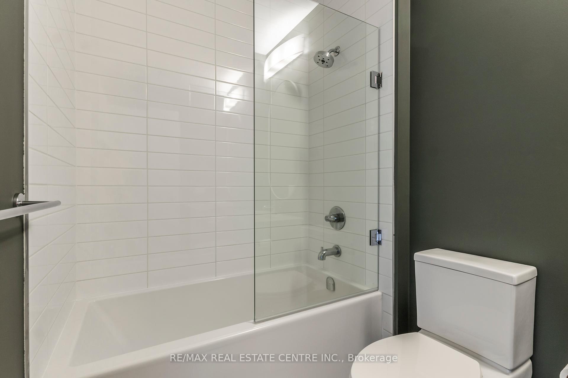 2 Bedrooms Condo at 340 Plains, Burlington For sale
