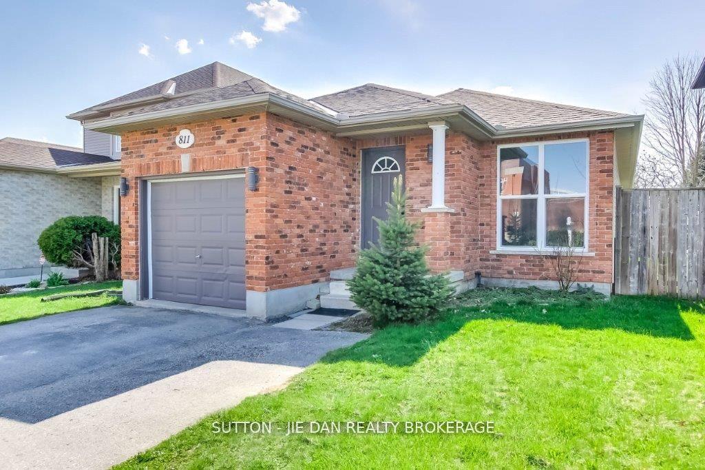 811 SOUTH WENIGE Drive, London North, ON N5X 4G9