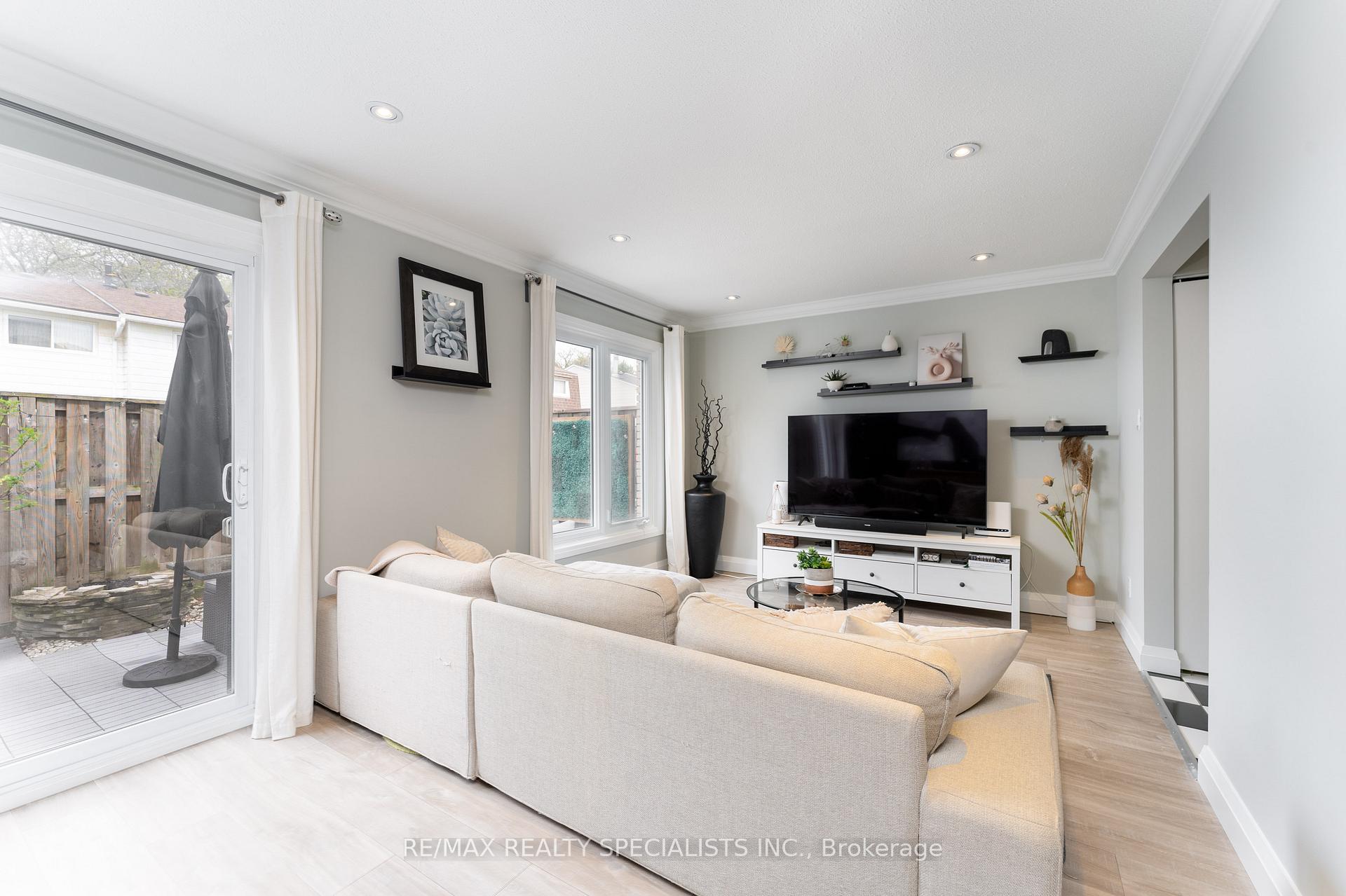 4 Bedrooms Condo at 2230 Upper Middle, Burlington For sale