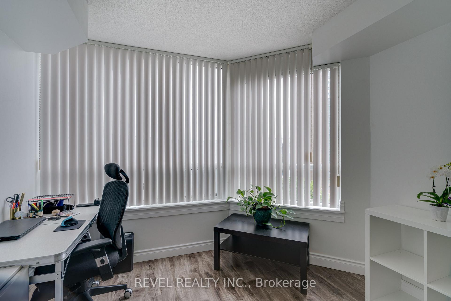 3 Bedrooms Condo at 135 Hillcrest, Mississauga For sale
