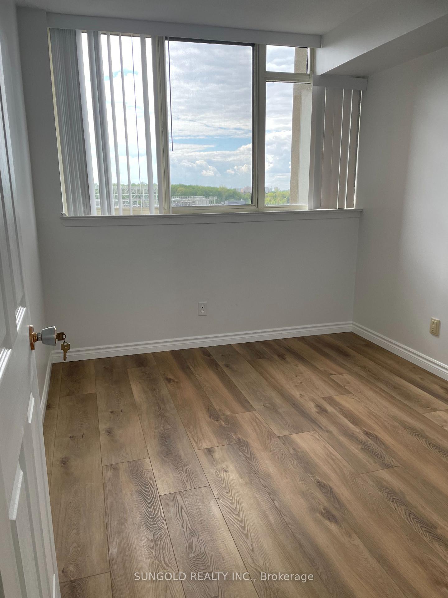 3 Bedrooms Condo at 30 Thunder, Toronto For sale