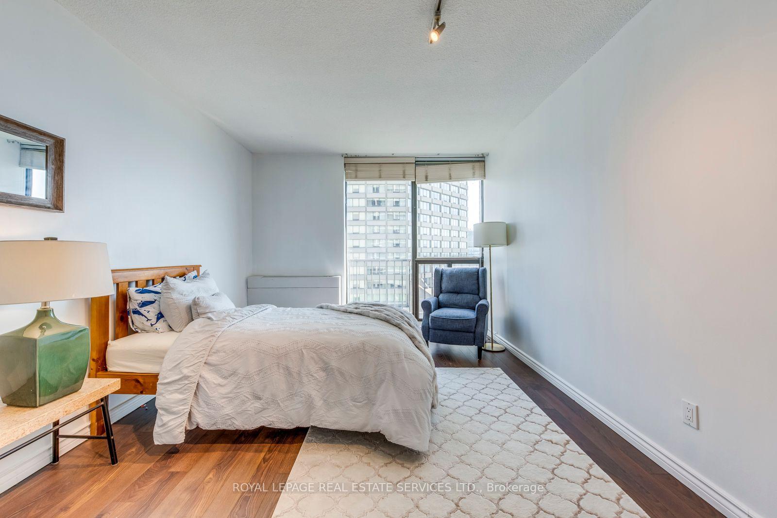 2 Bedrooms Condo at 33 Harbour, Toronto For sale
