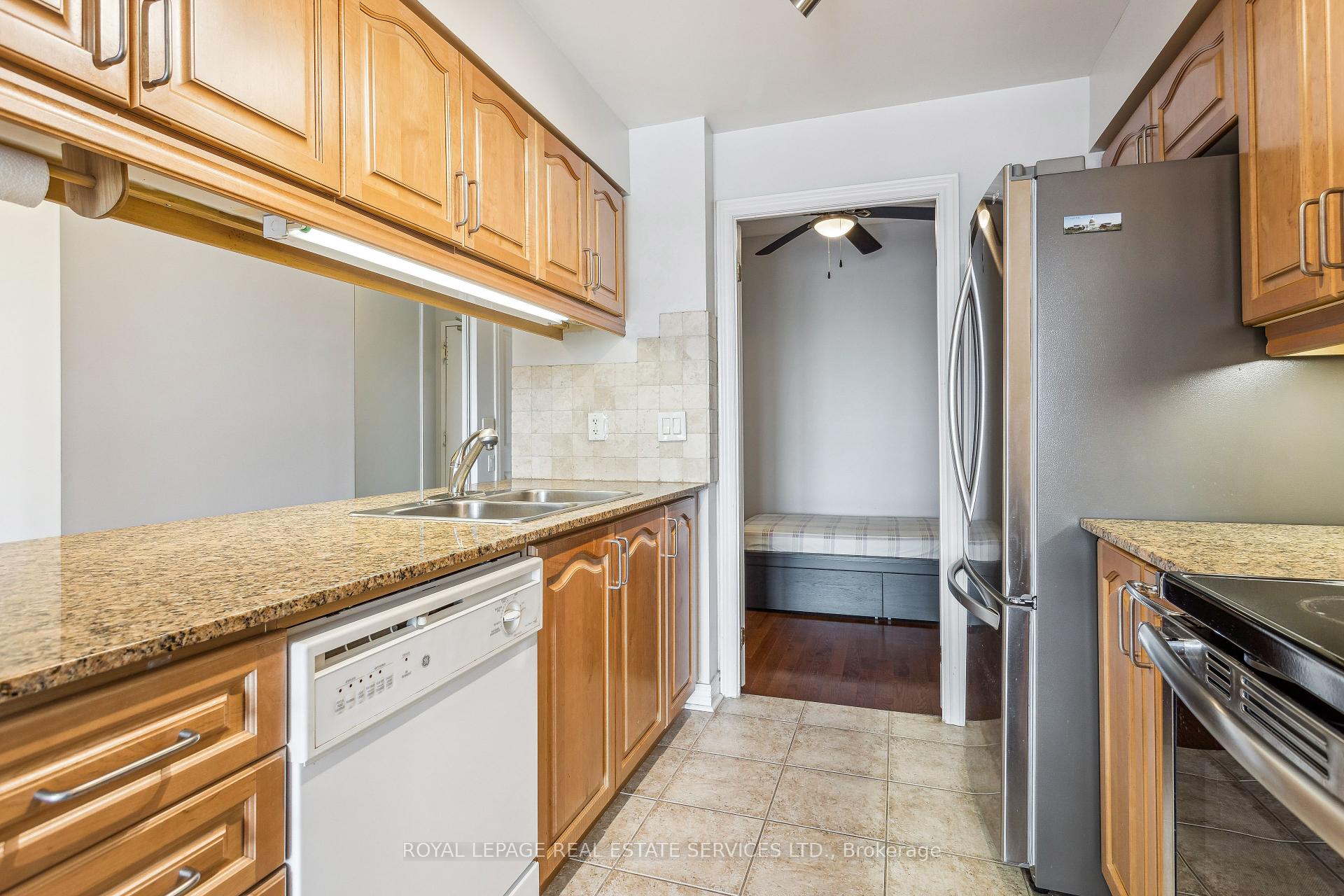 2 Bedrooms Condo at 40 Old Mill, Oakville For sale
