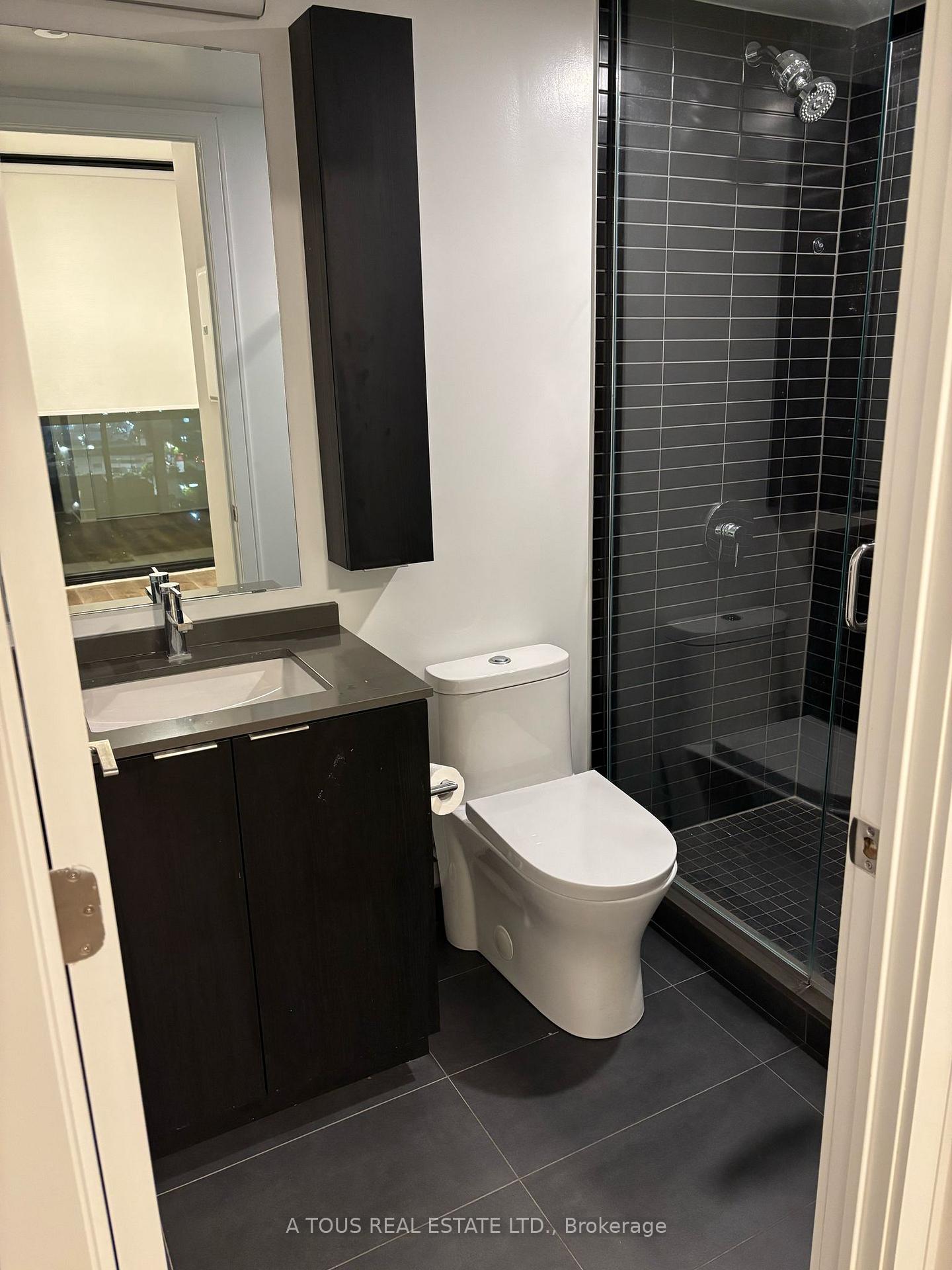 2 Bedrooms Condo at 86 Dundas, Mississauga For sale