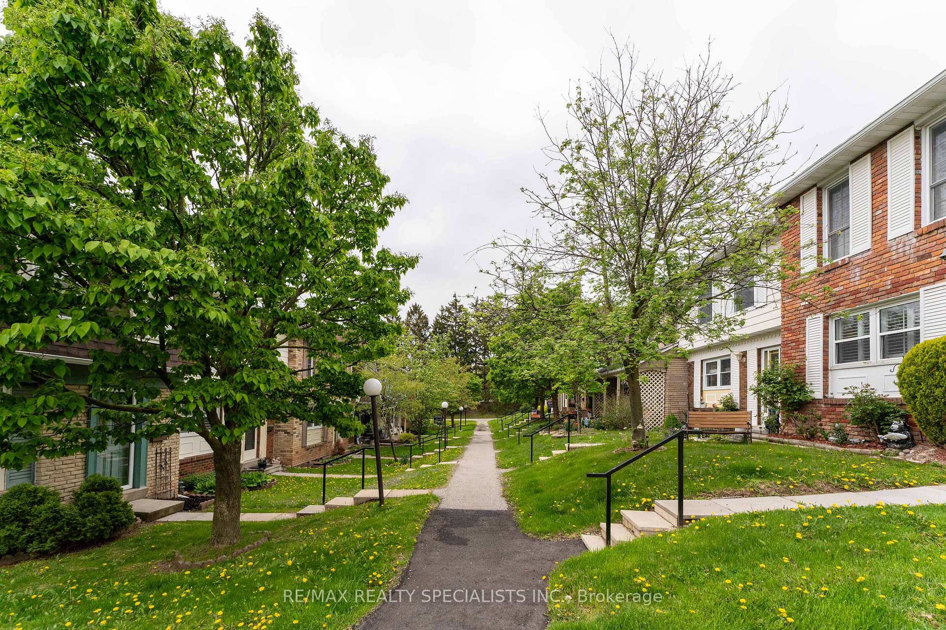4 Bedrooms Condo at 2230 Upper Middle, Burlington For sale