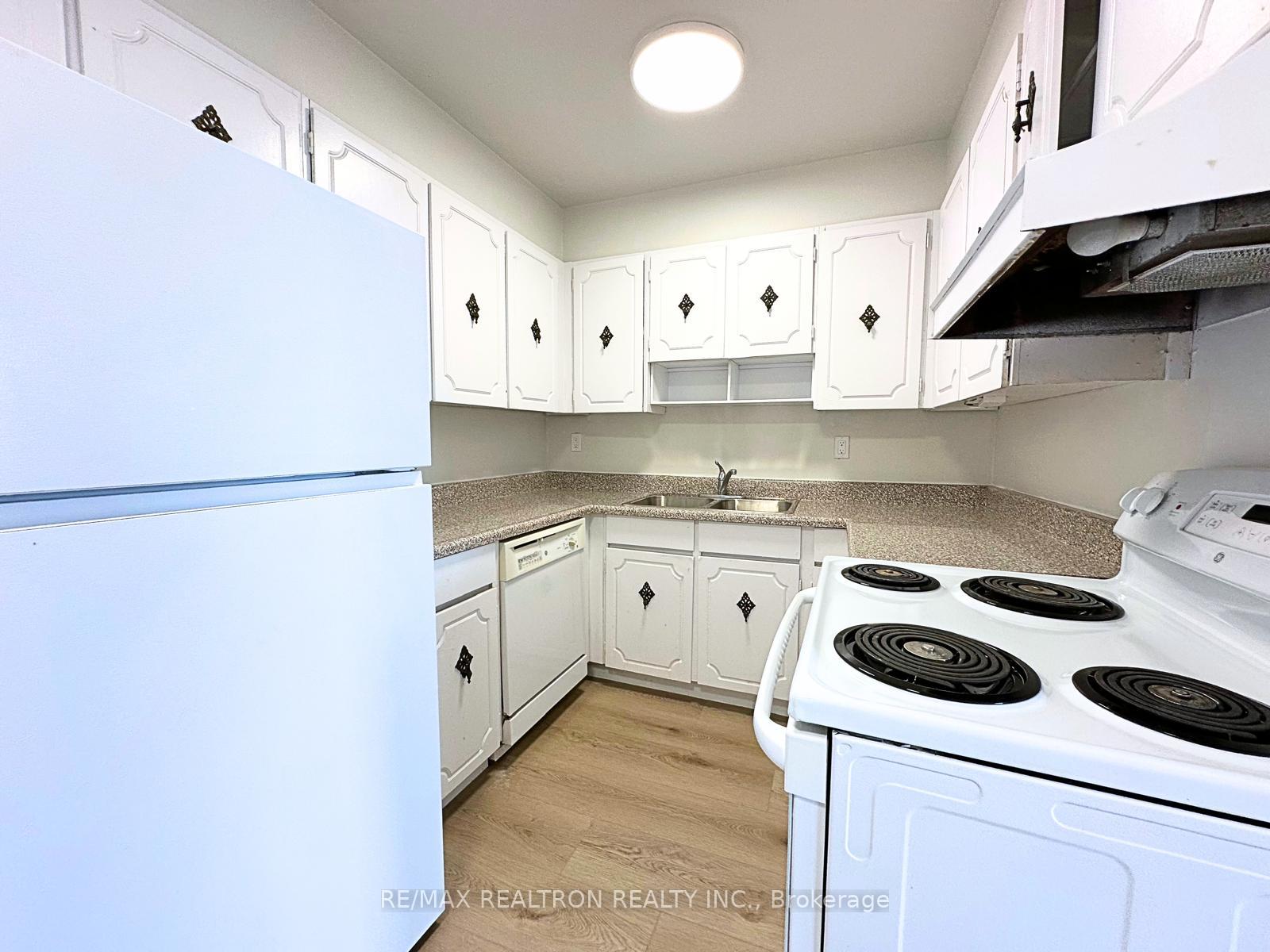 3 Bedrooms Condo at 130 Neptune, Toronto For sale