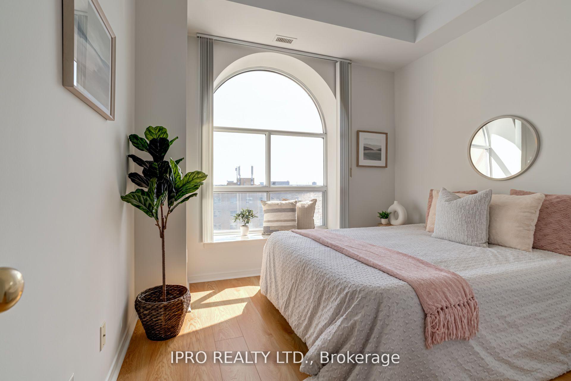 2 Bedrooms Condo at 1 Maison Parc, Vaughan For sale