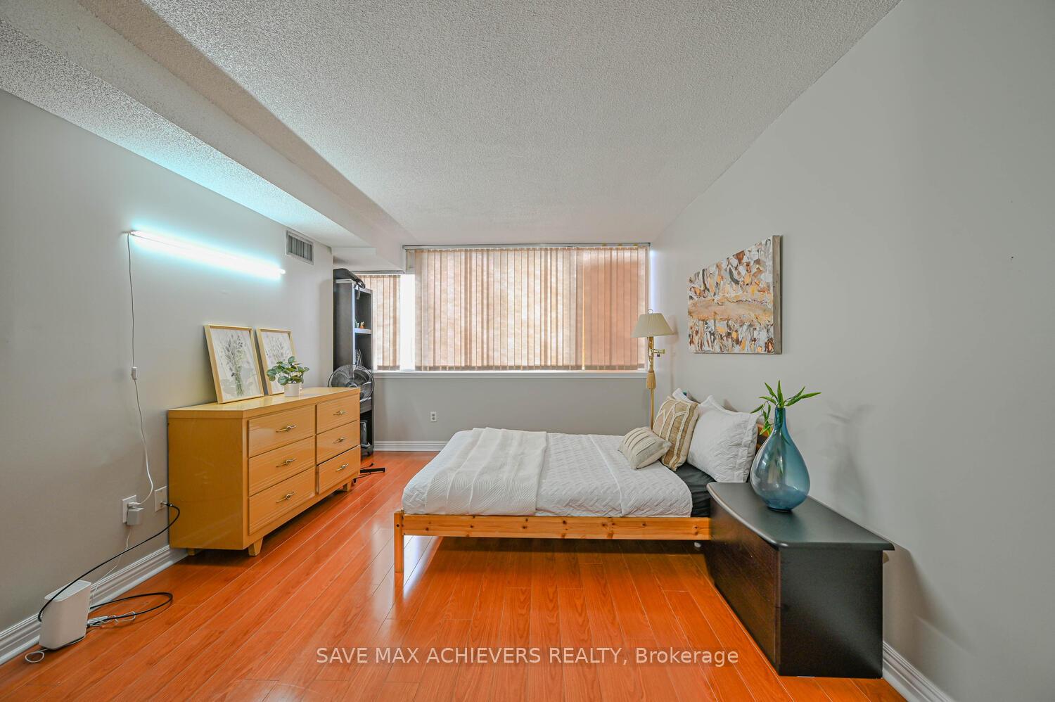 3 Bedrooms Condo at 21 Markbrook, Toronto For sale